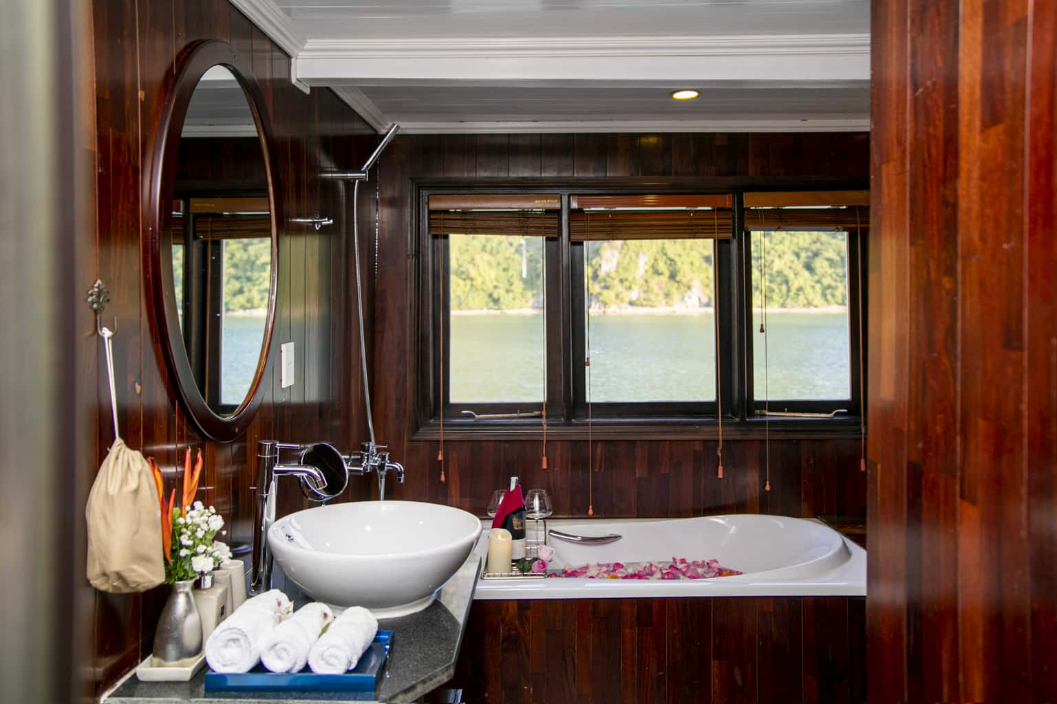 legend halong 1 cabin bhaya au co cruise ha long bay