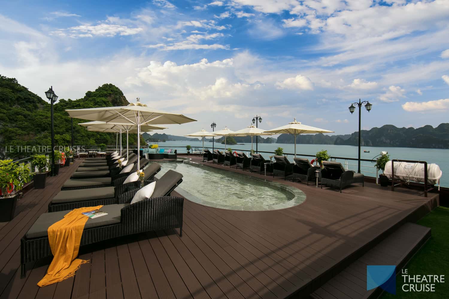 justfly le theatre cruise ha long
