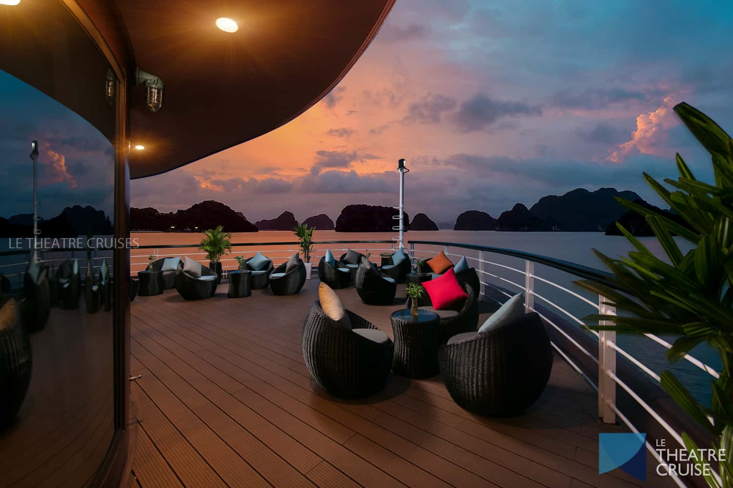 justfly le theatre cruise ha long