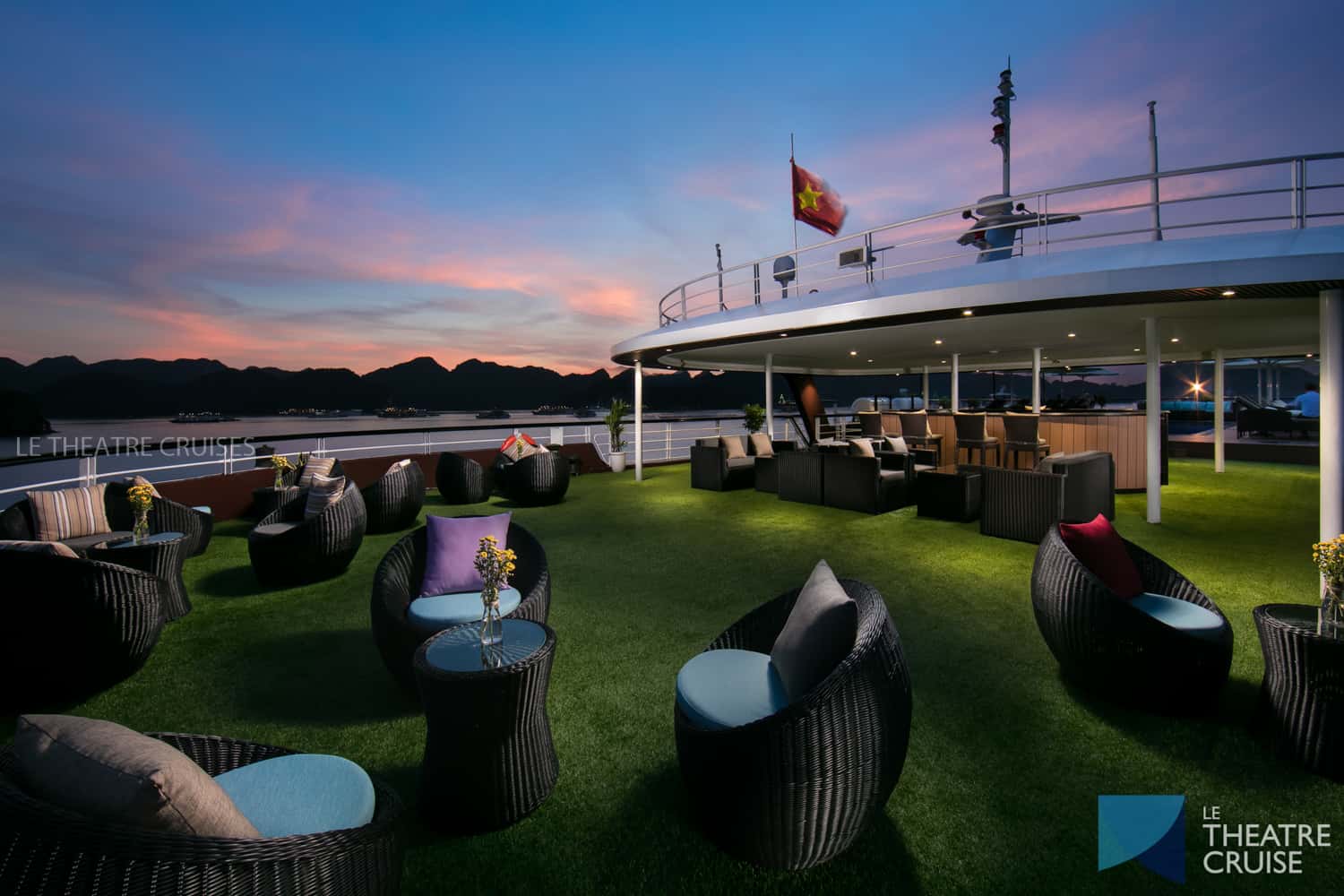 justfly le theatre cruise ha long