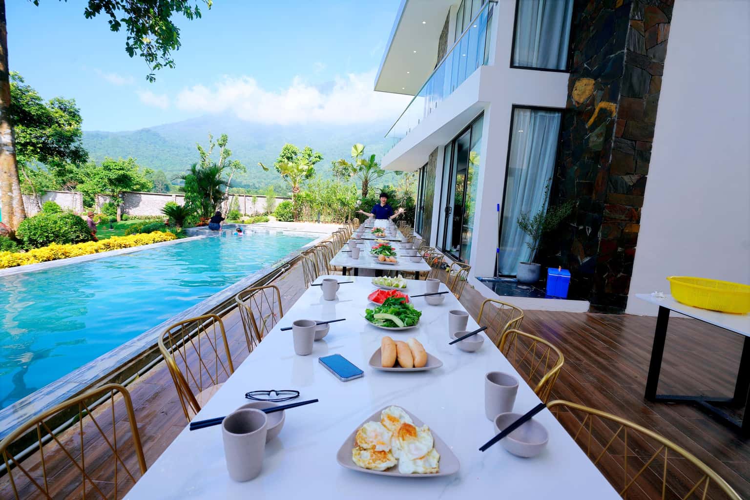 Bàn ăn ngoài trời 