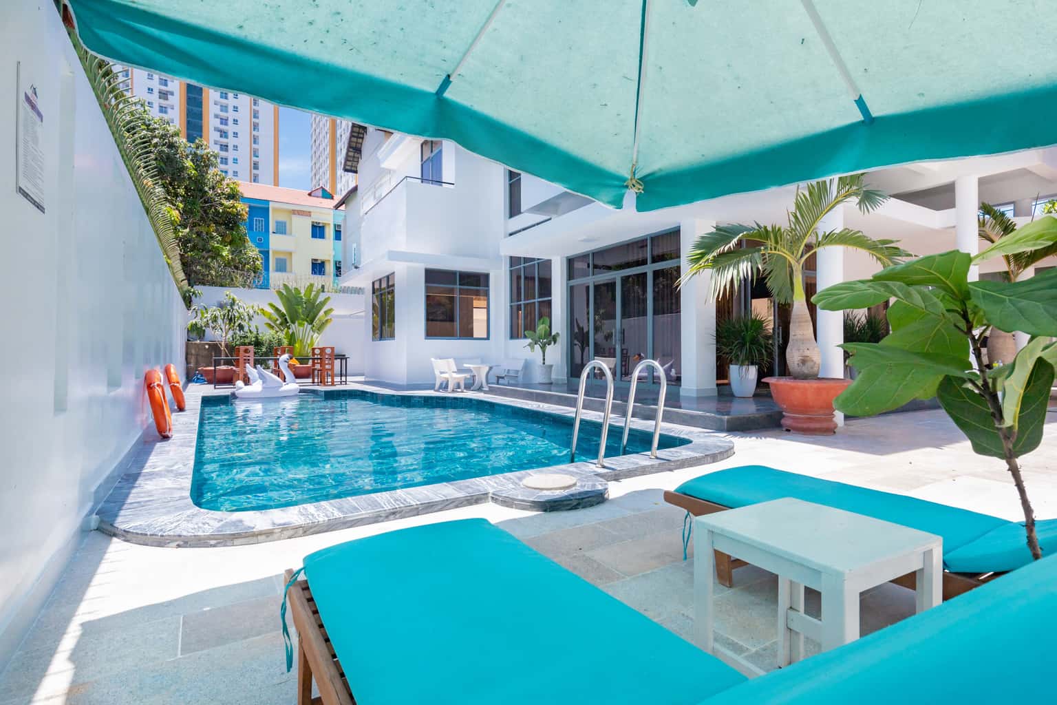 Sân vườn rộng 300m2