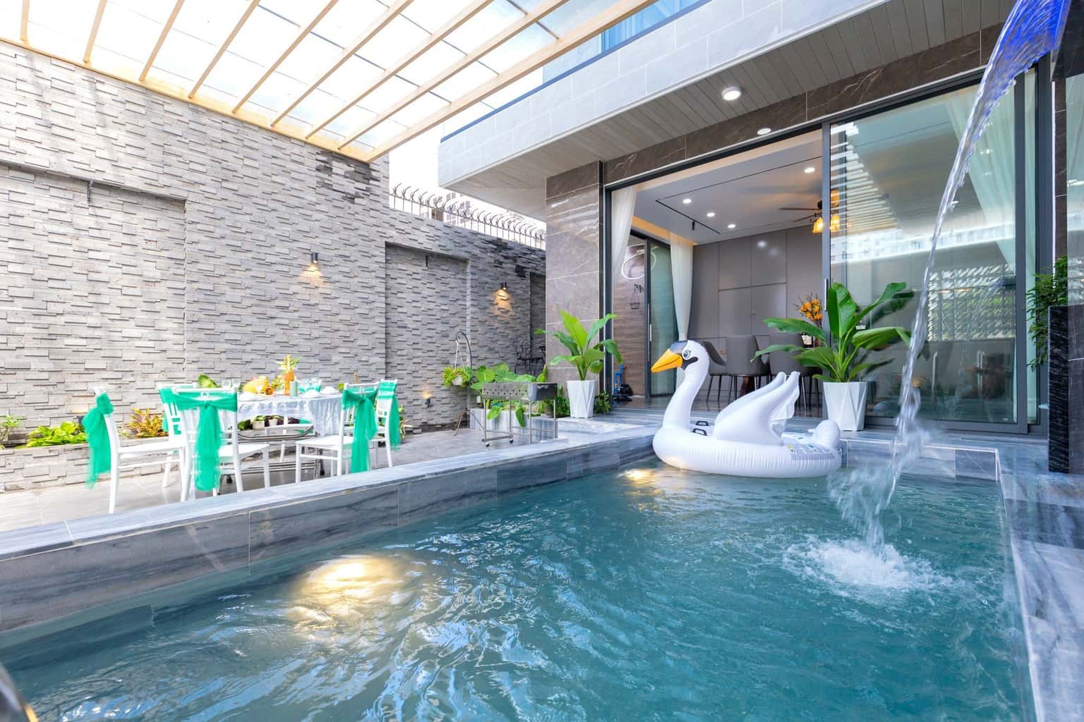 Bể bơi riêng 35m2 có mái che