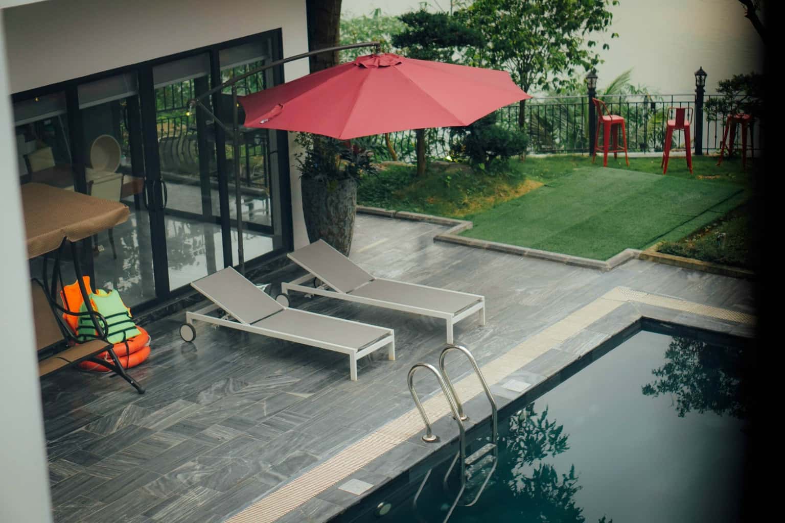 Ghế nằm bể bơi 