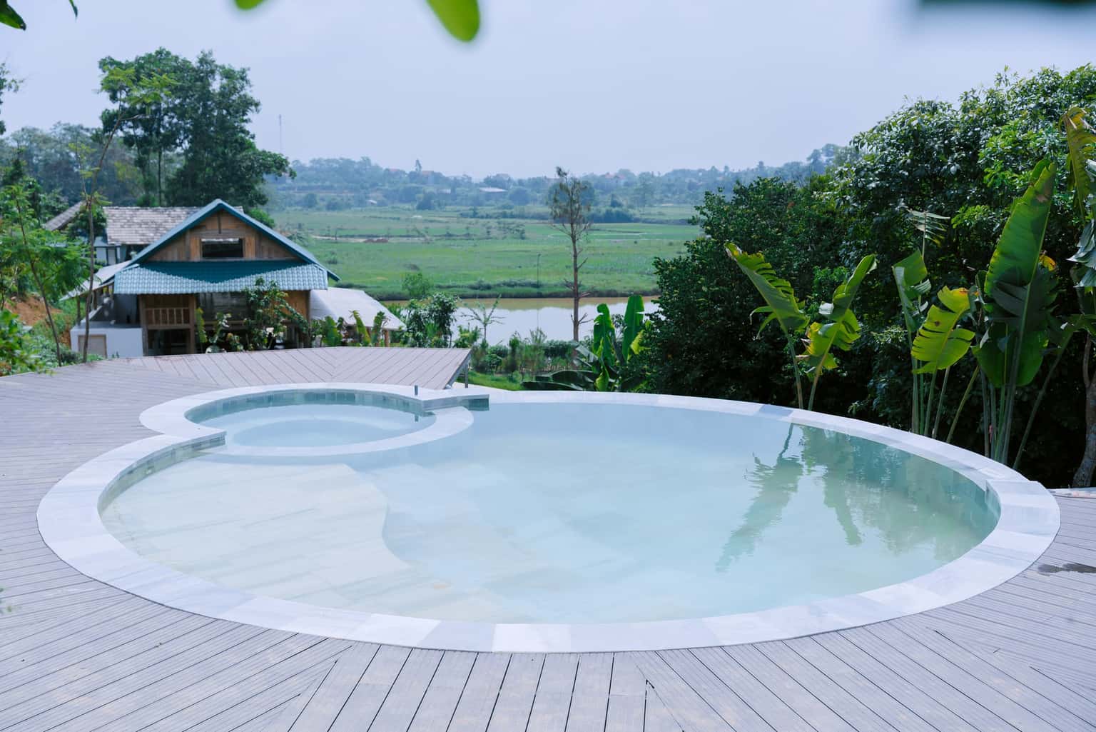 Bể bơi chung