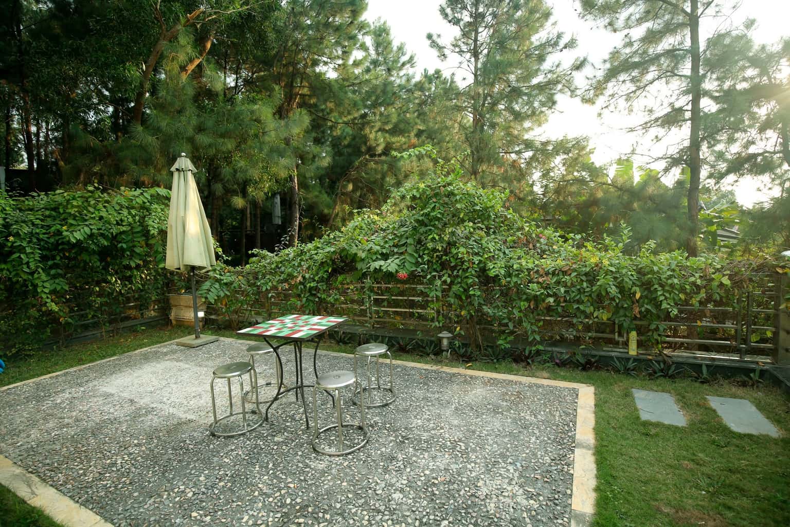 露台配有桌椅