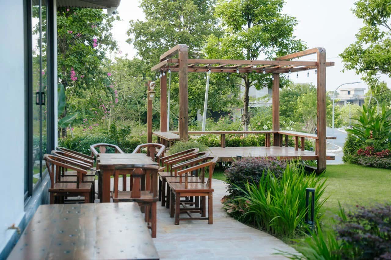 Bàn trà ngoài sân 