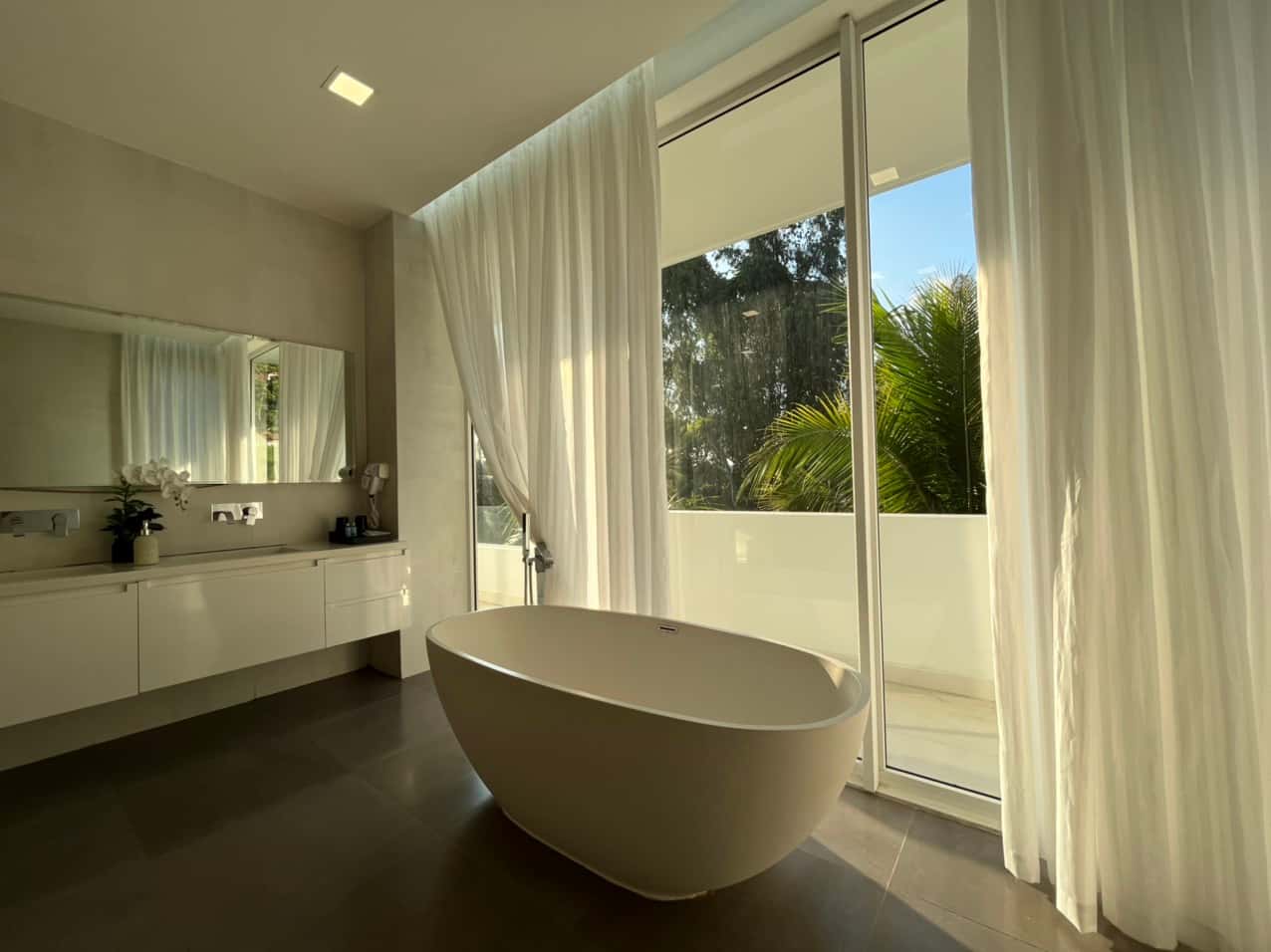justfly white villa san golf tam dao