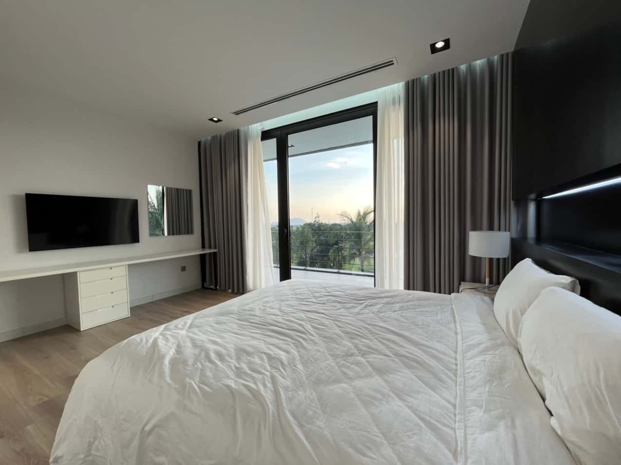 justfly black villa san golf tam dao