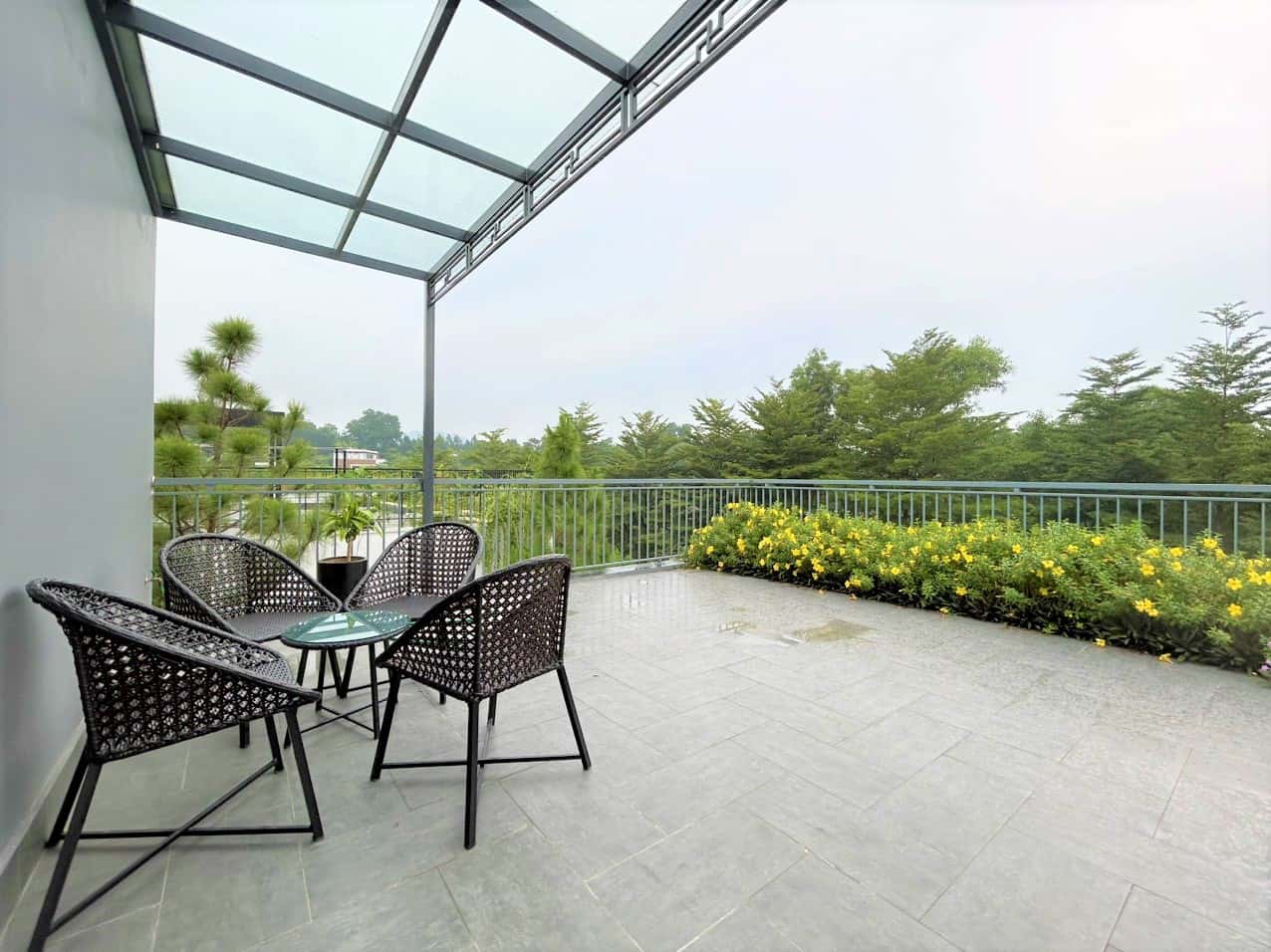 Sân thượng có bàn ghế