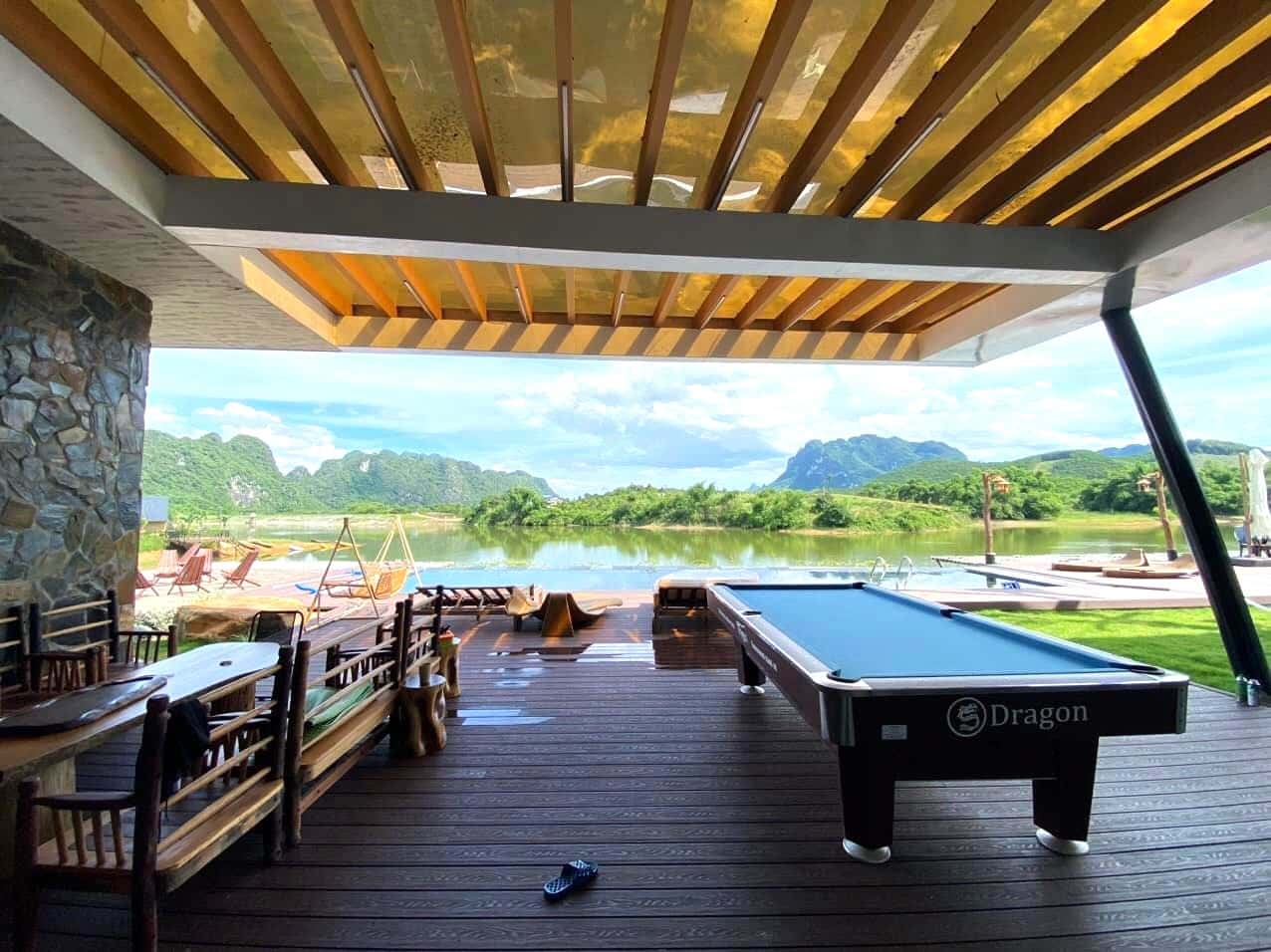 Bàn trà ngoài sân