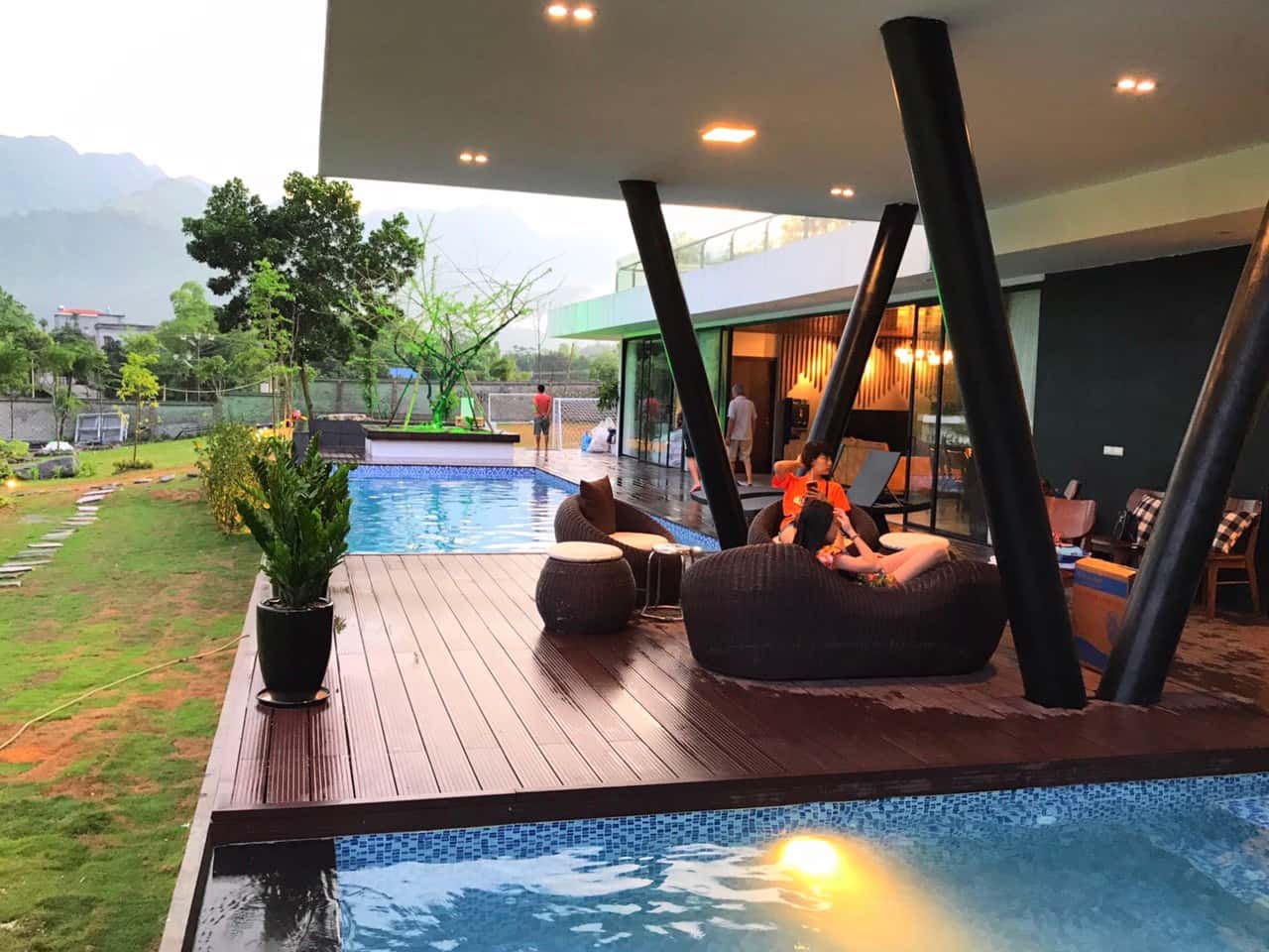 Bàn trà cạnh bể bơi 