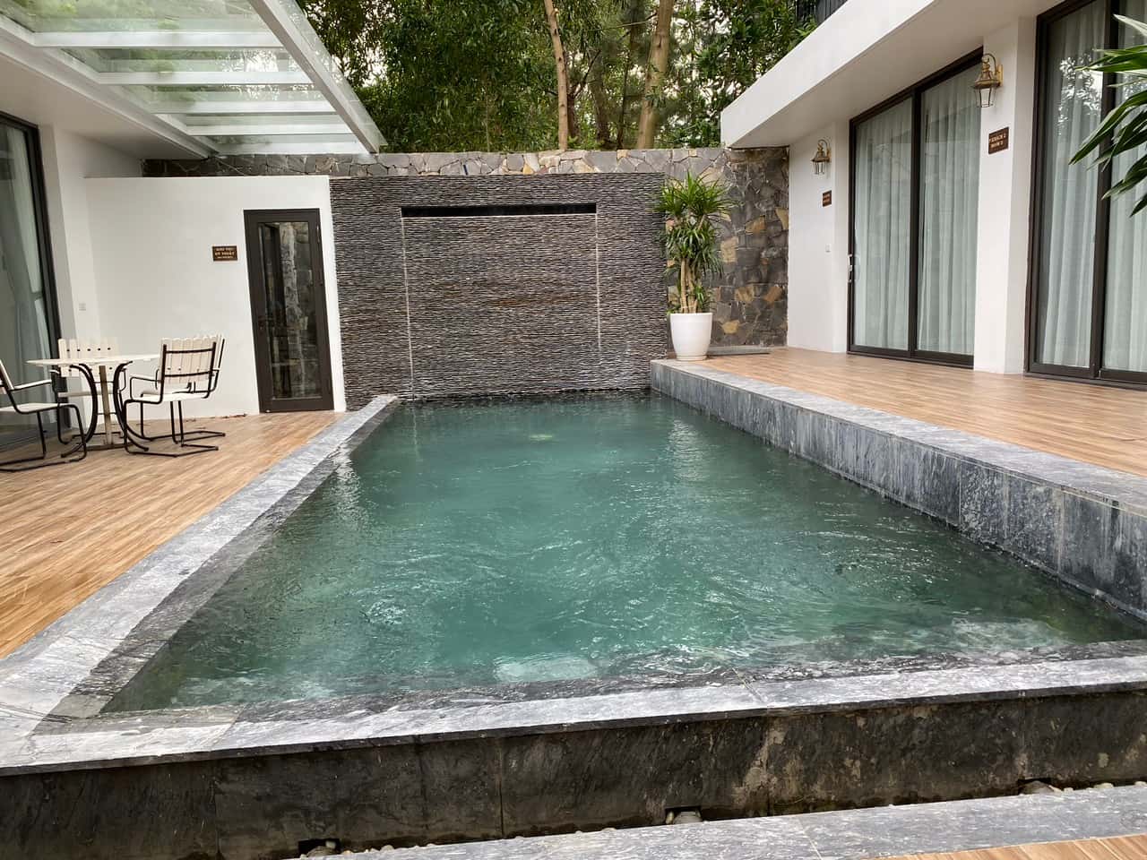 Bàn trà cạnh bể bơi 