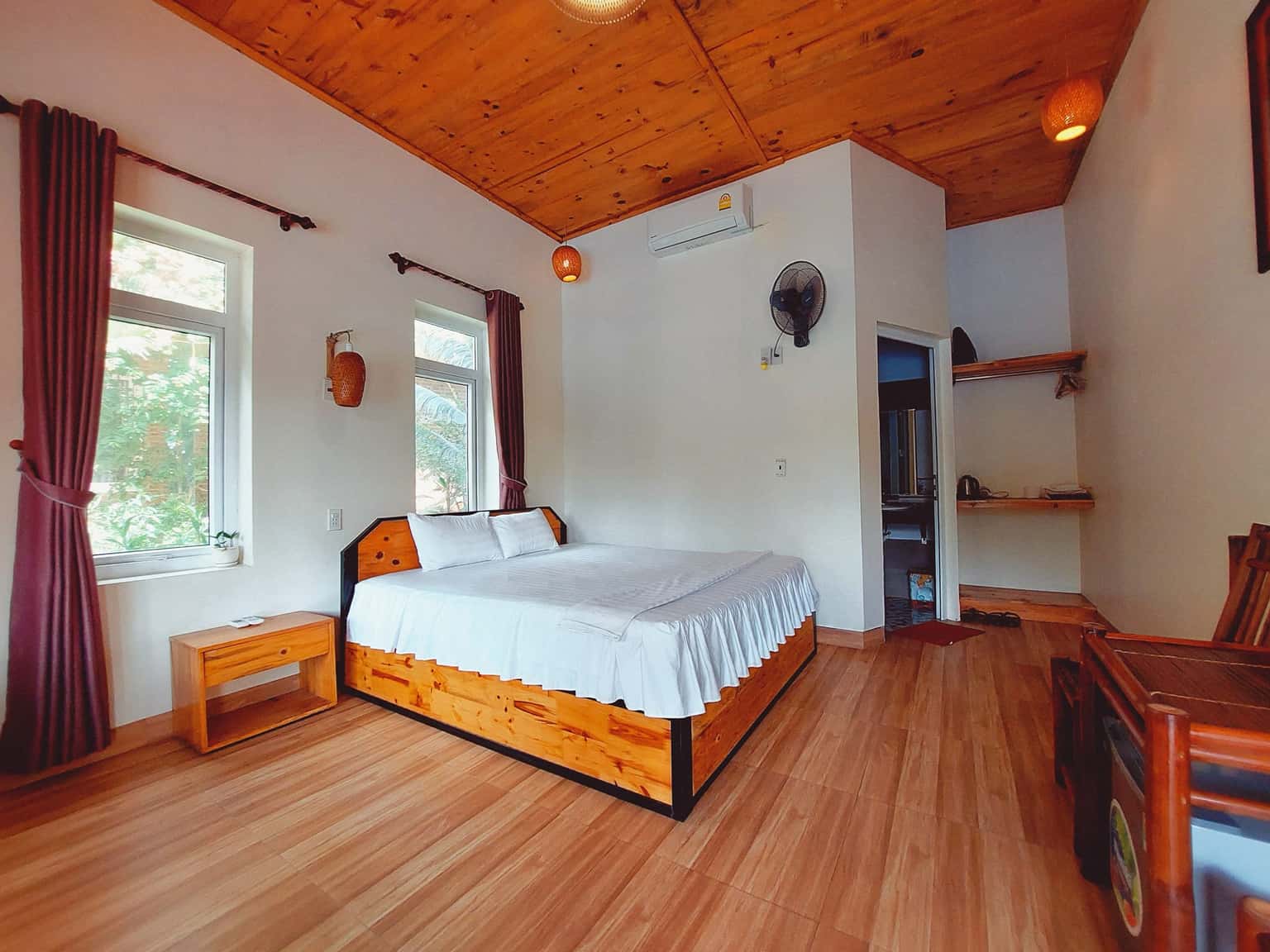 phong double view ho boi ninh binh mountain side homestay