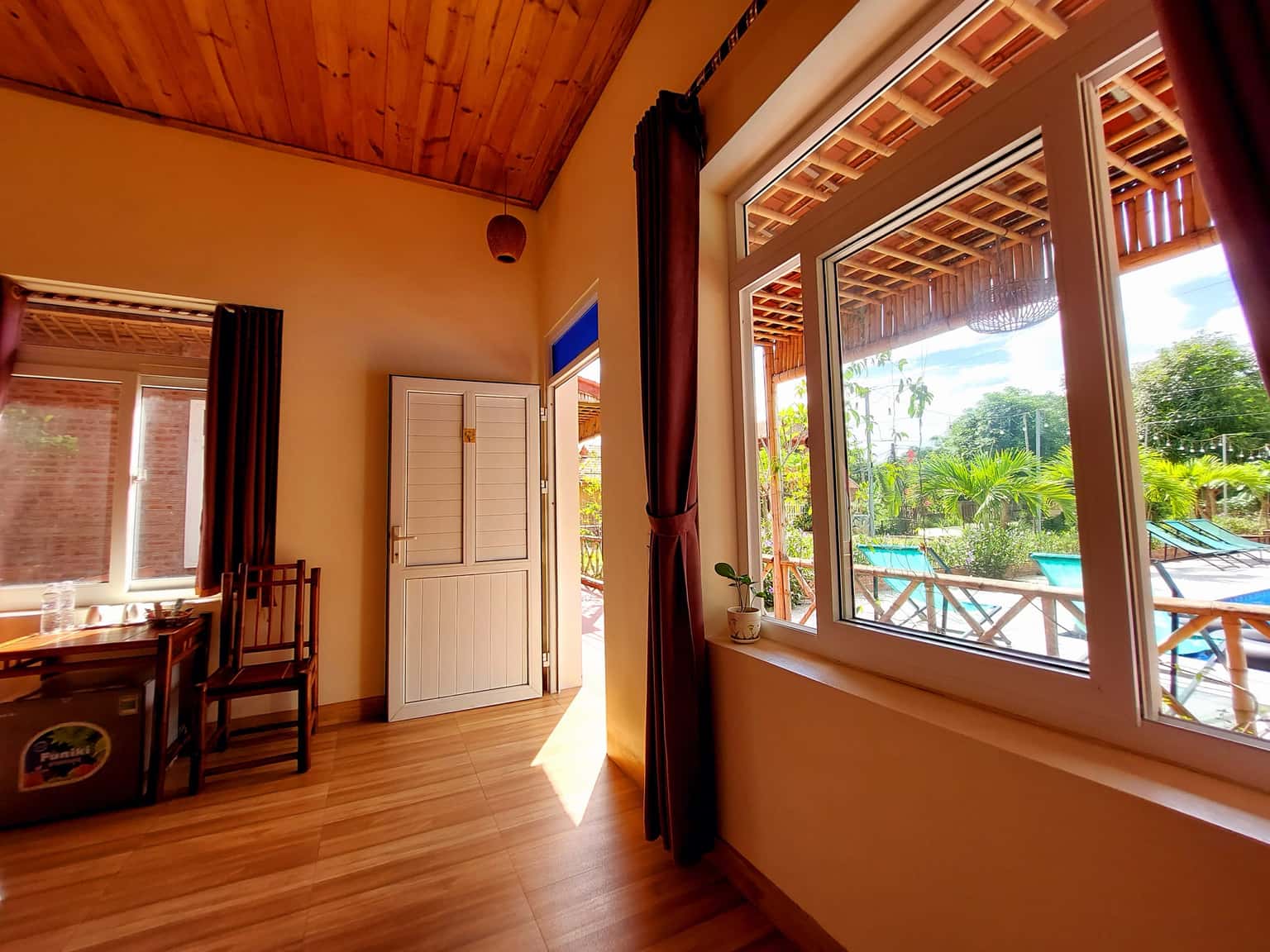 phong double view ho boi ninh binh mountain side homestay