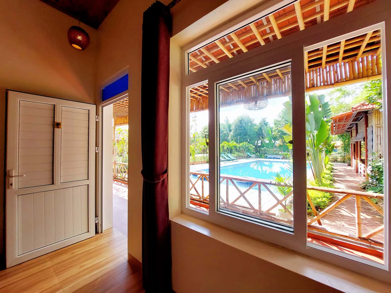 phong double view ho boi ninh binh mountain side homestay