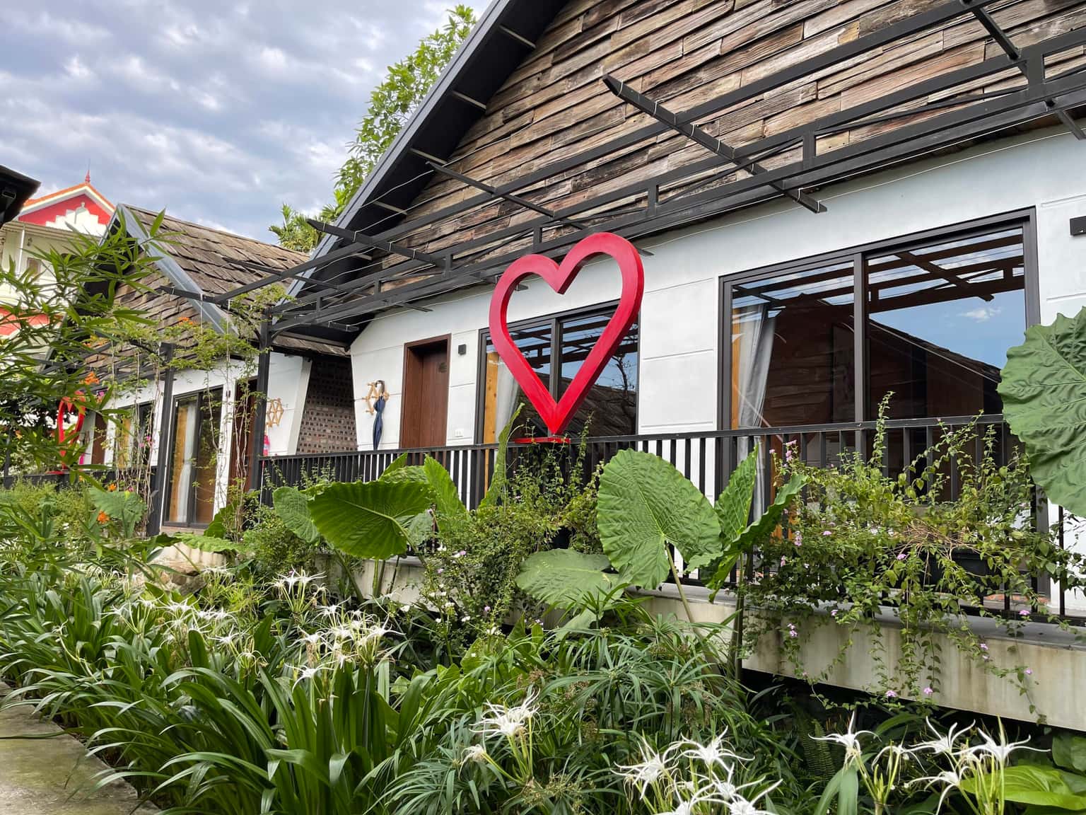 bungalow garden suoi ngoc retreat