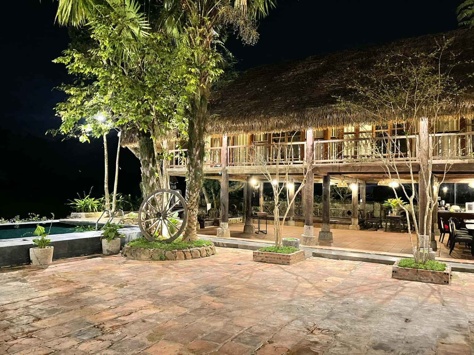 justfly khuon vien chung bavi hideaway