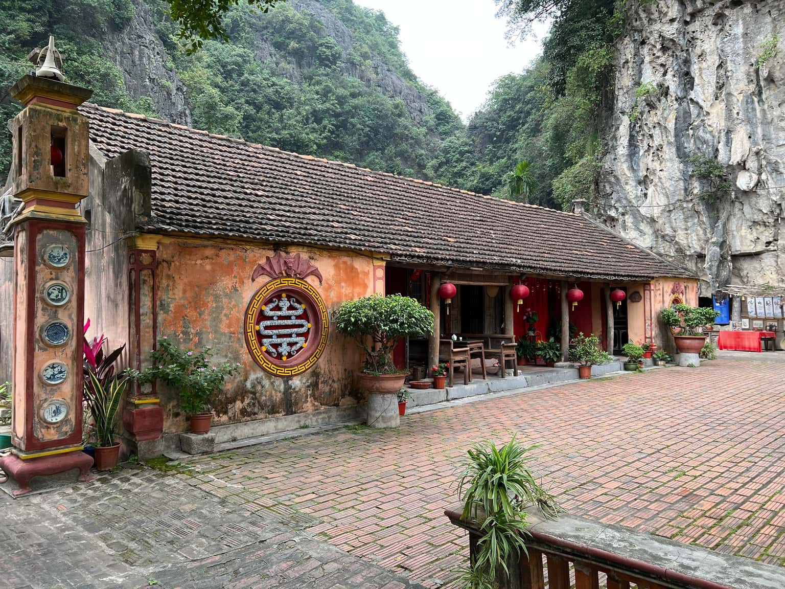 co vien lau dia diem du lich ninh binh attnib15