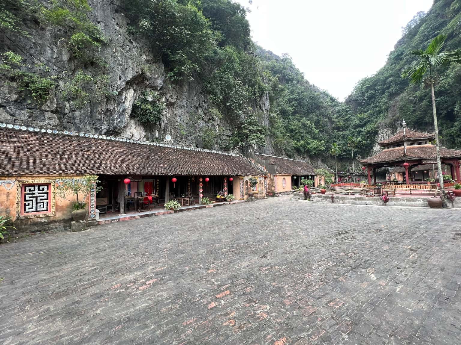 co vien lau dia diem du lich ninh binh attnib15