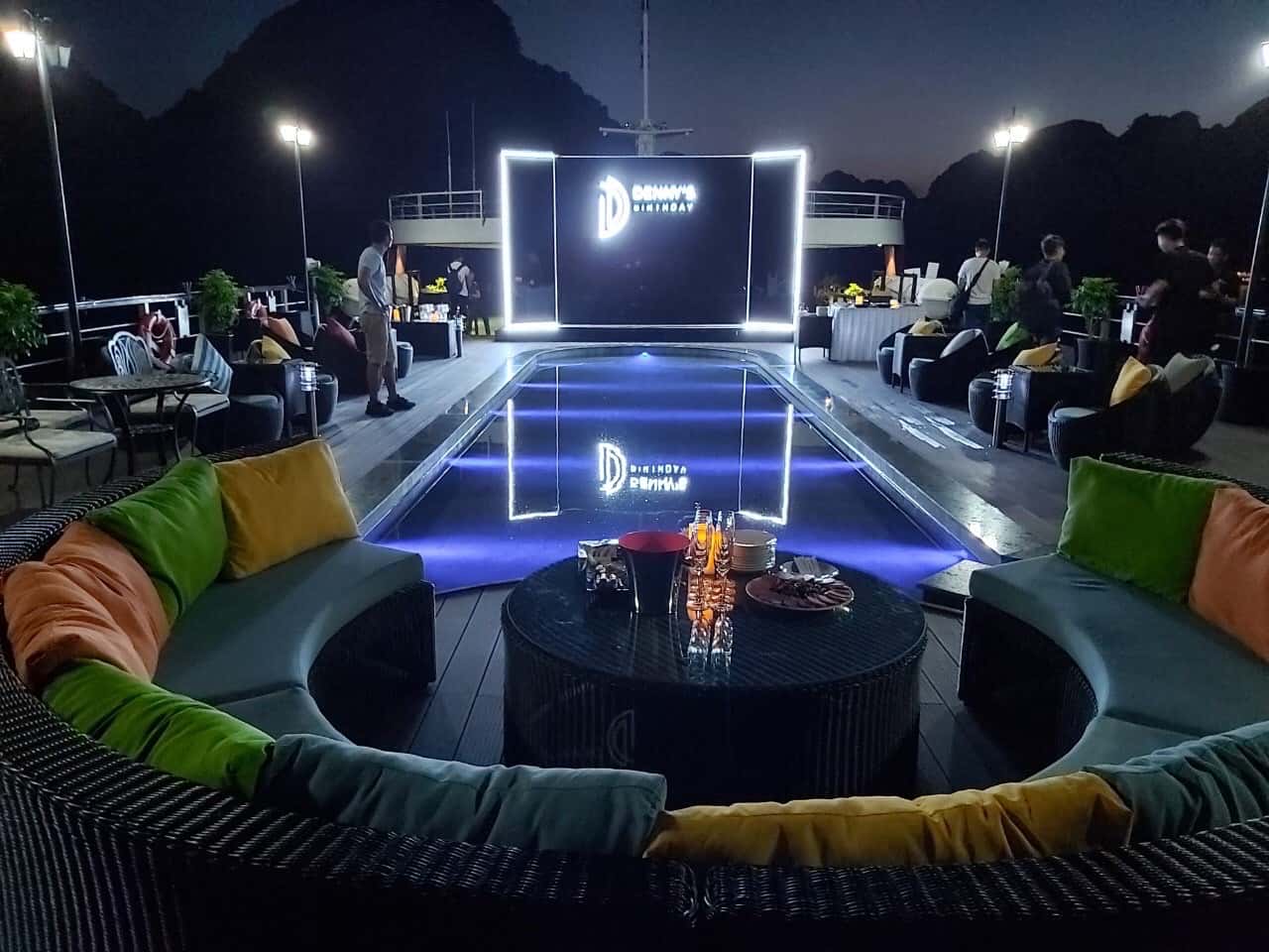 justfly le theatre cruise ha long
