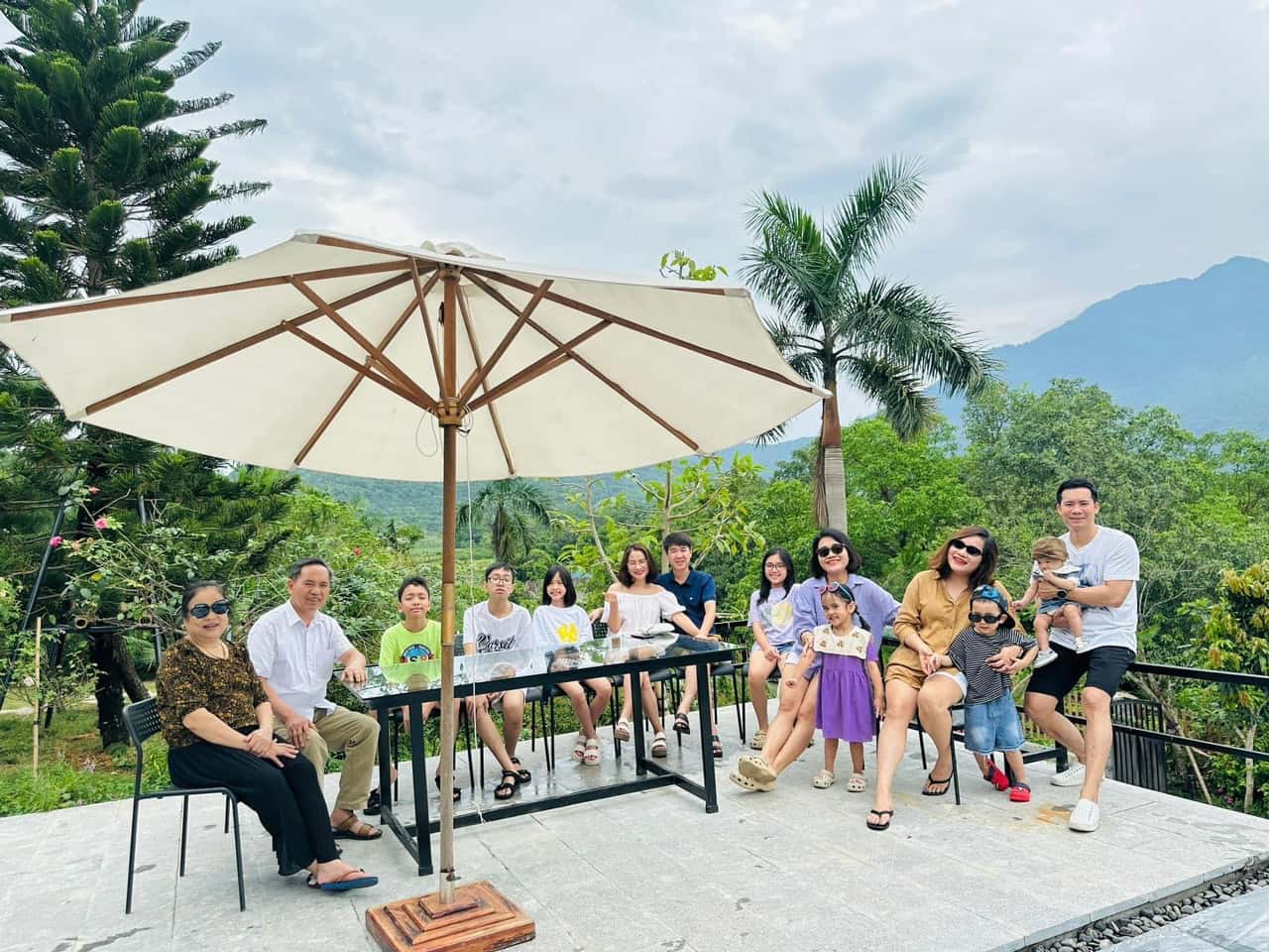 Bàn ăn ngoài trời