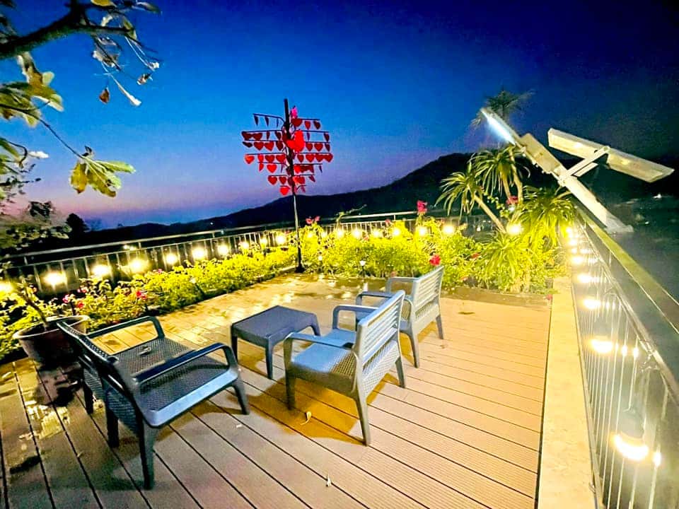 Sân thượng có bàn trà 