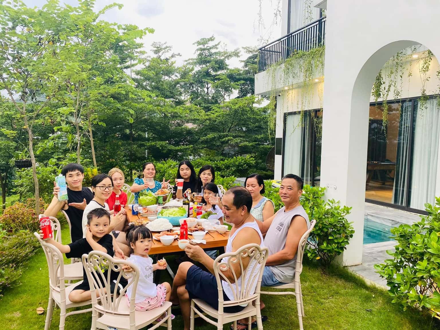  Bàn ăn ngoài vườn 