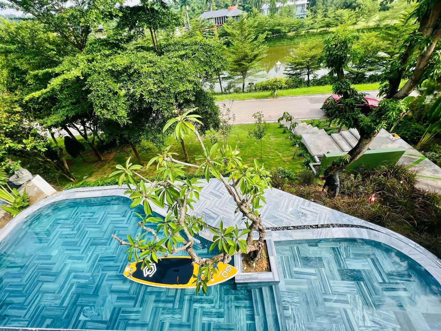 Private 80m² pool