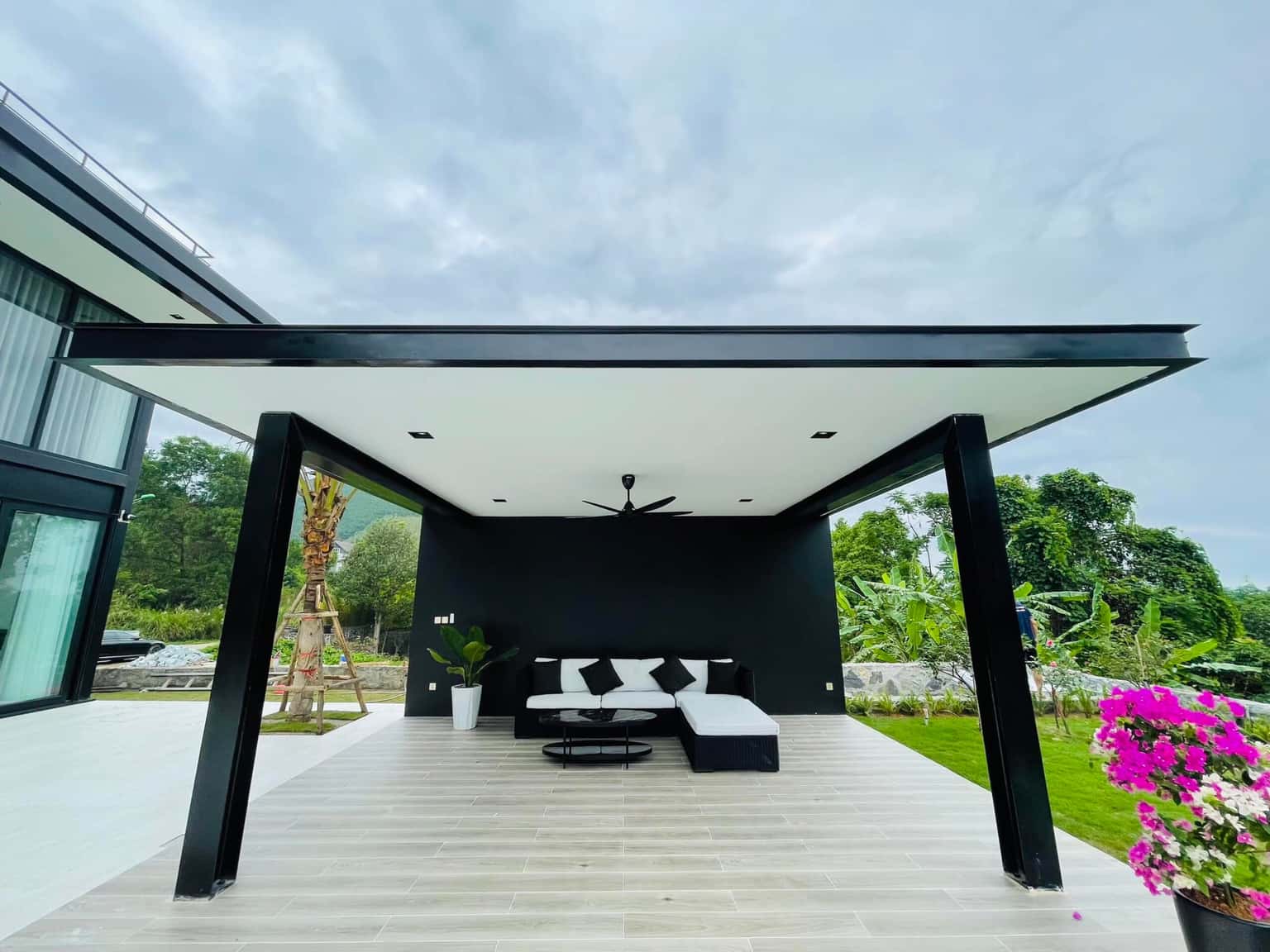 Chòi nghỉ cạnh bể bơi