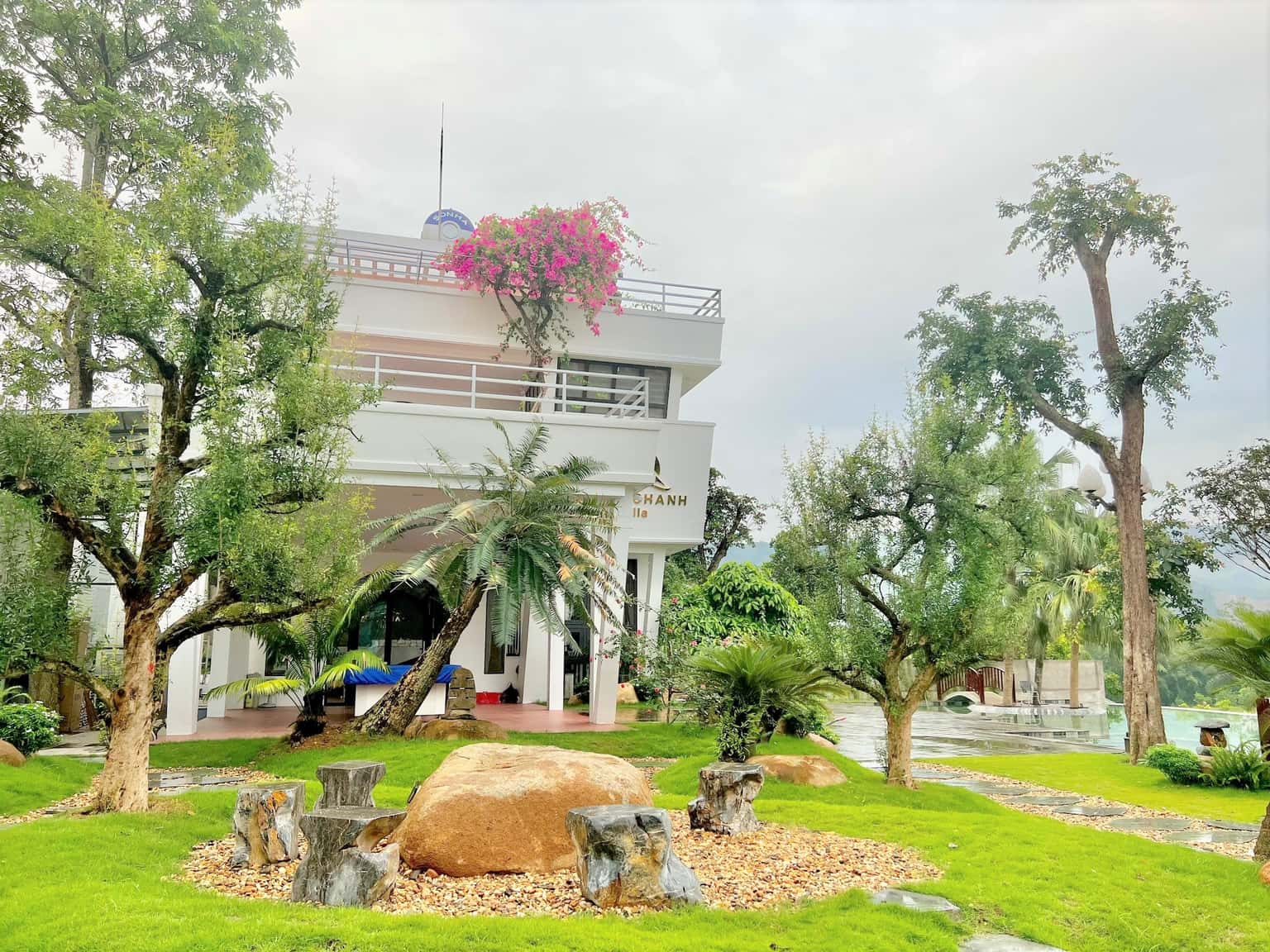 Bàn trà ngoài sân vườn 
