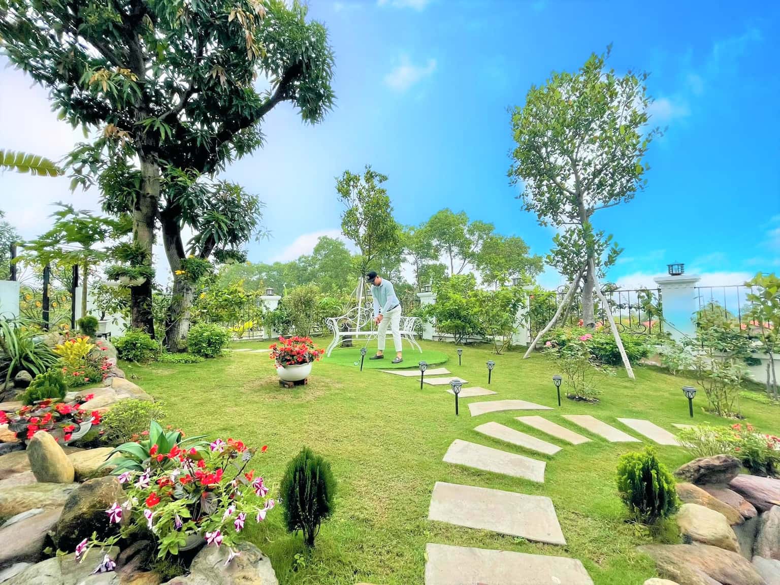 Mini golf course