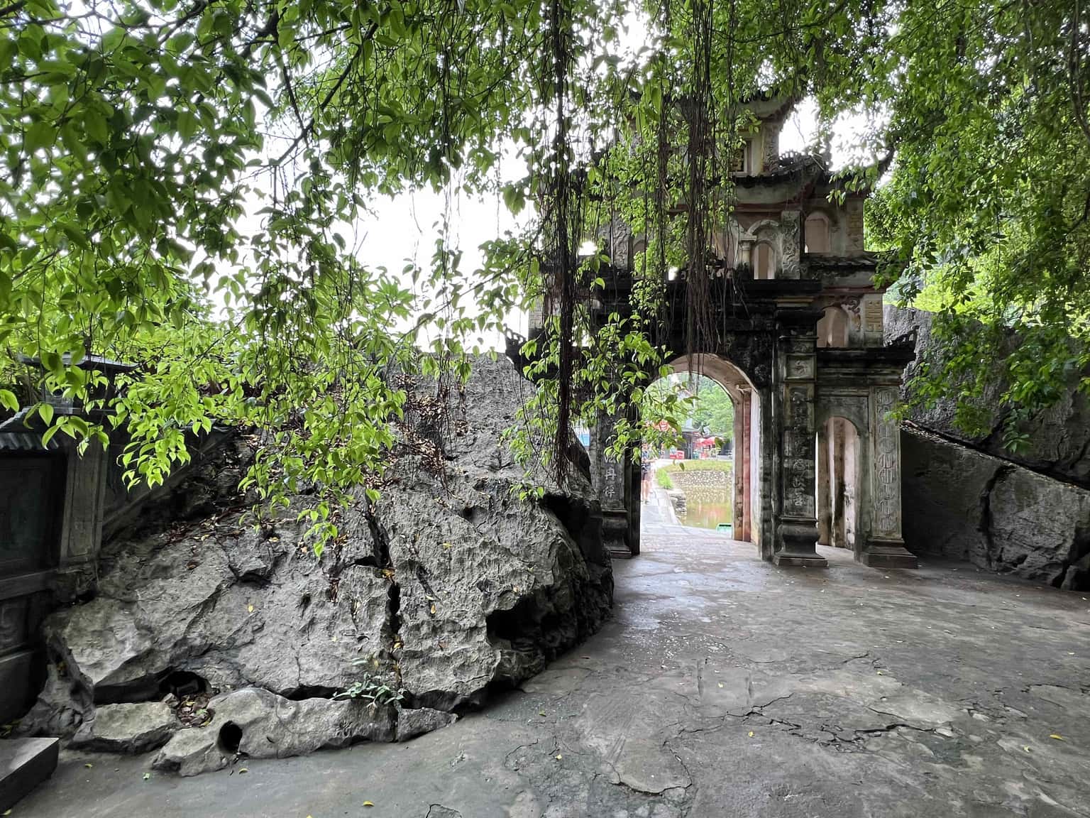 justfly chua bich dong ninh binh
