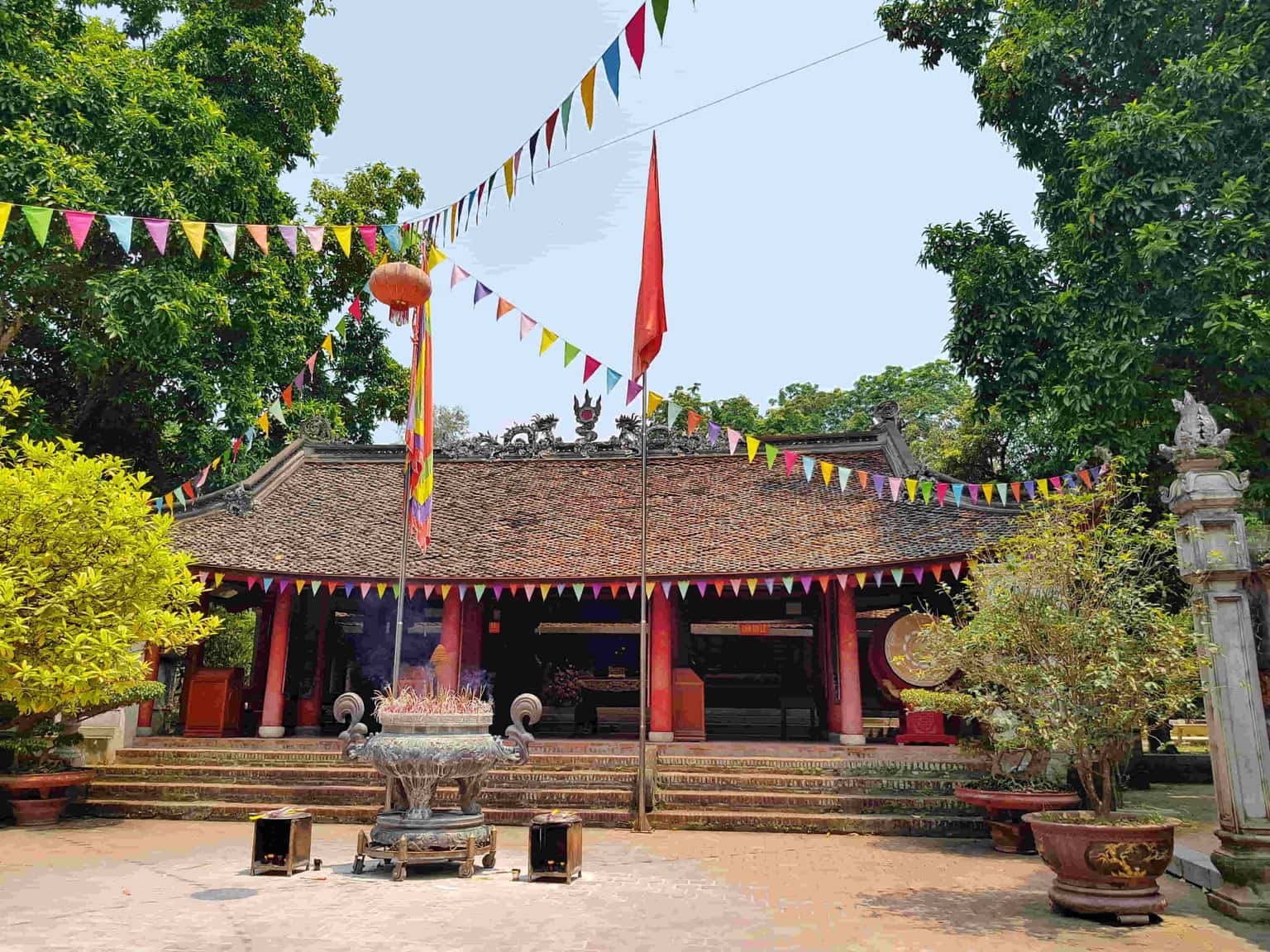 dong cung den va son tay