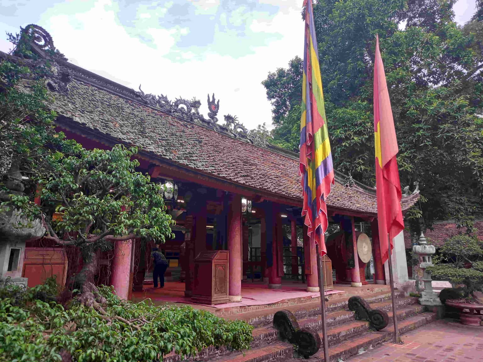 dong cung den va son tay