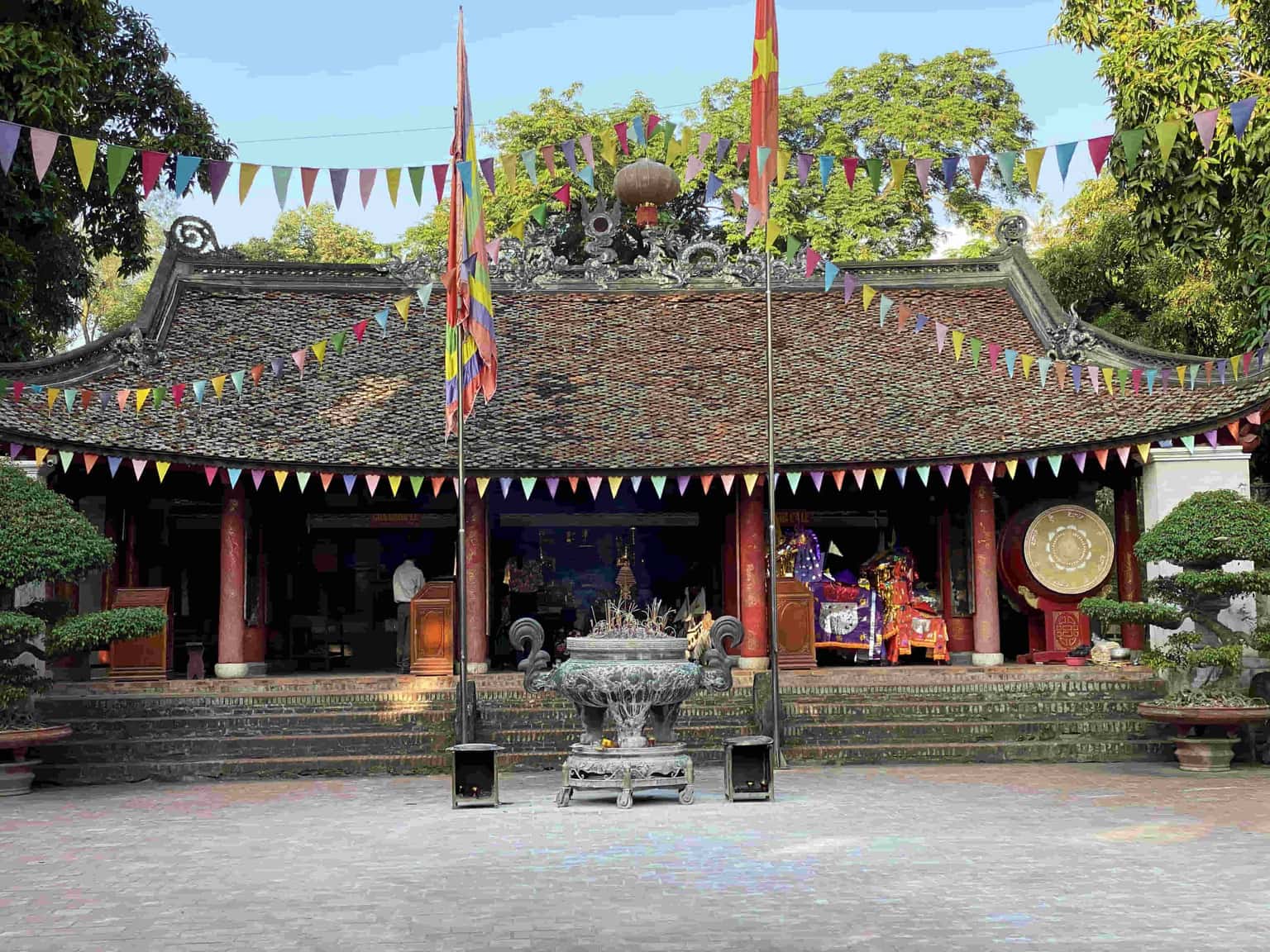 dong cung den va son tay