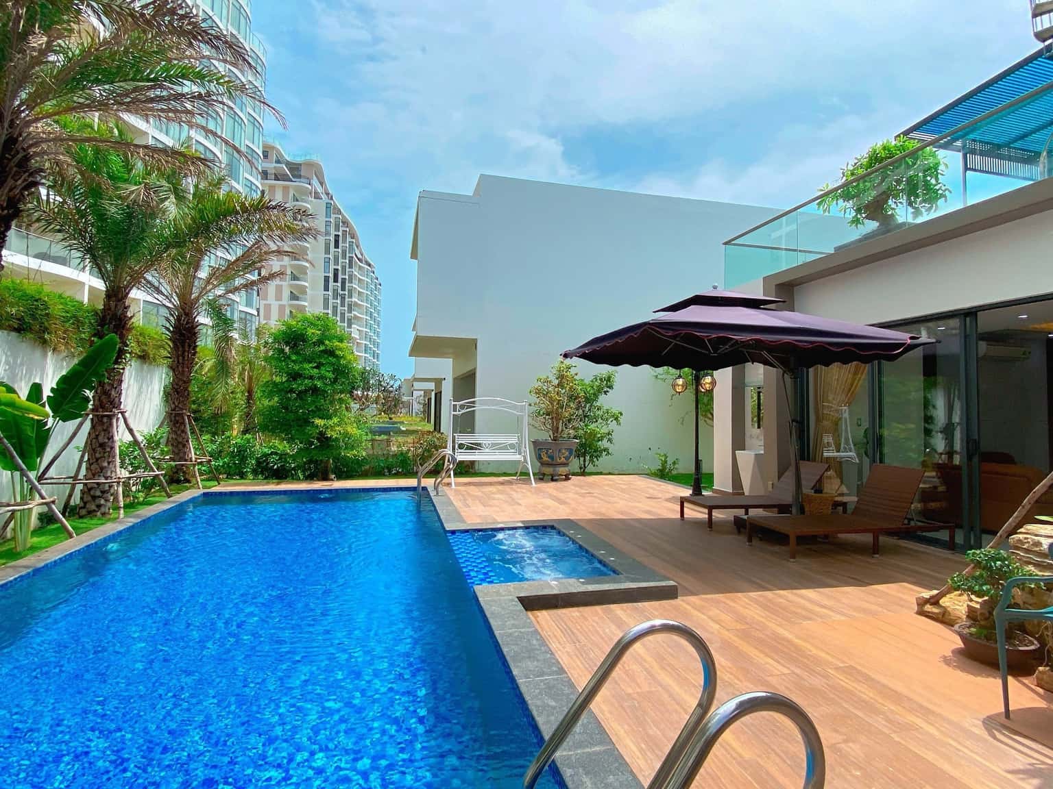 Bể bơi riêng ngoài trời