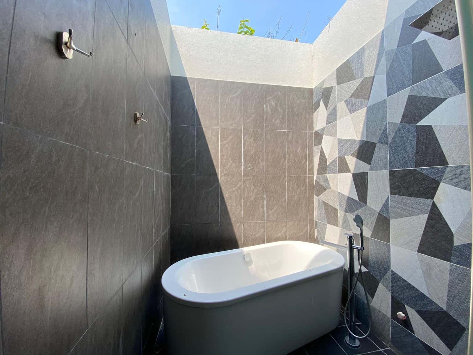 Outdoor bathtub