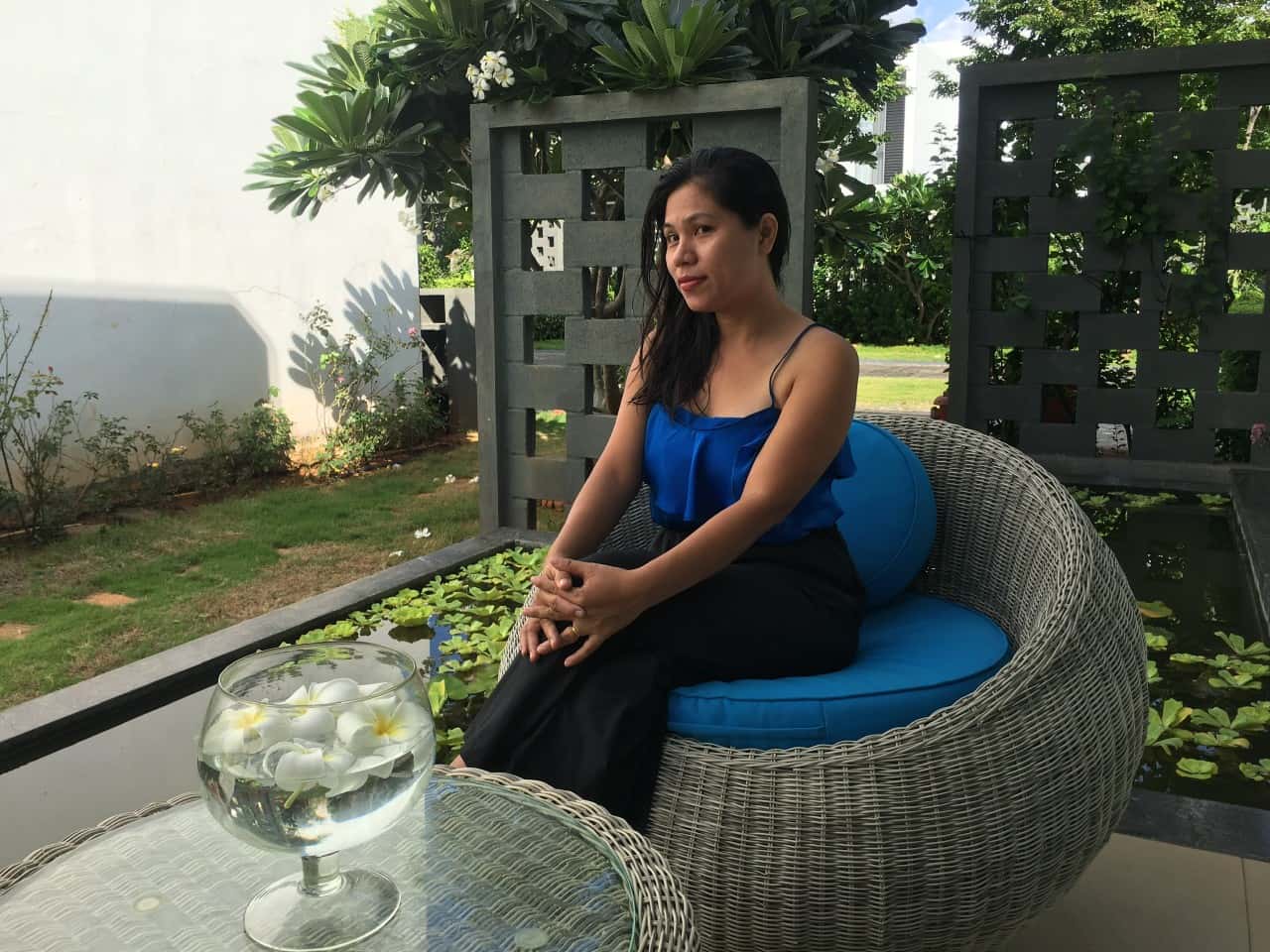 Bàn trà ngoài sân