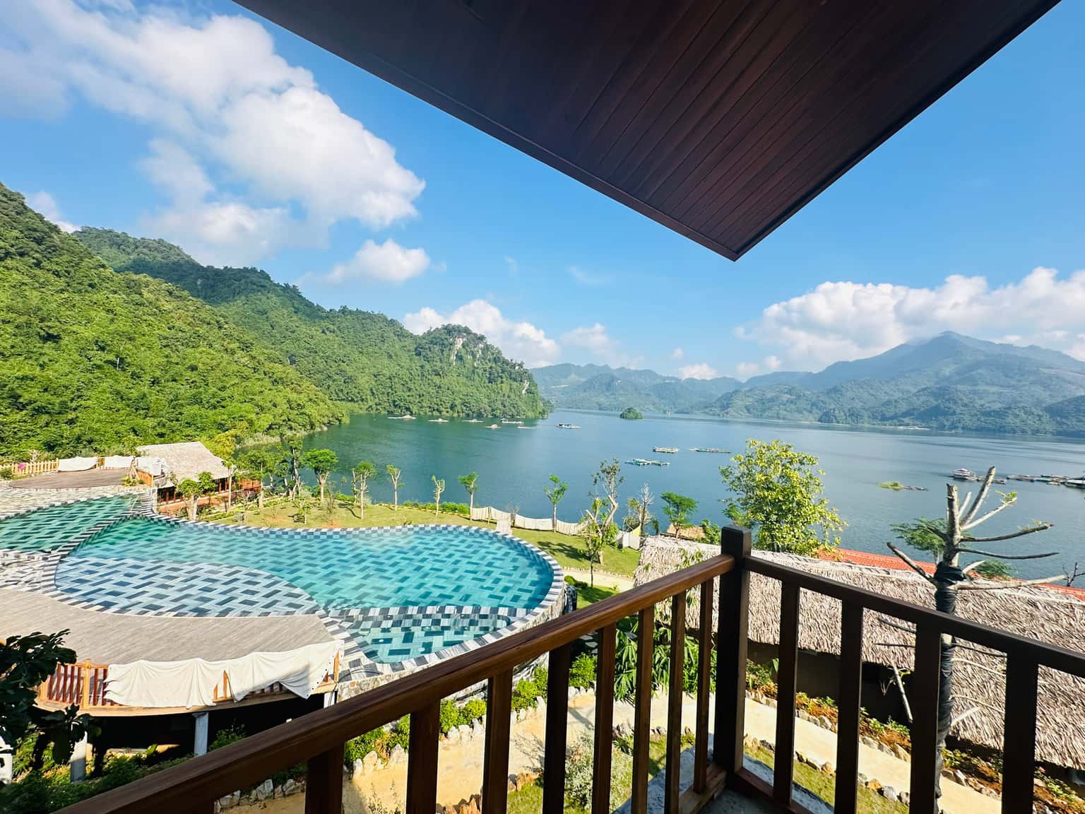 Ban công tầng 2 view hồ