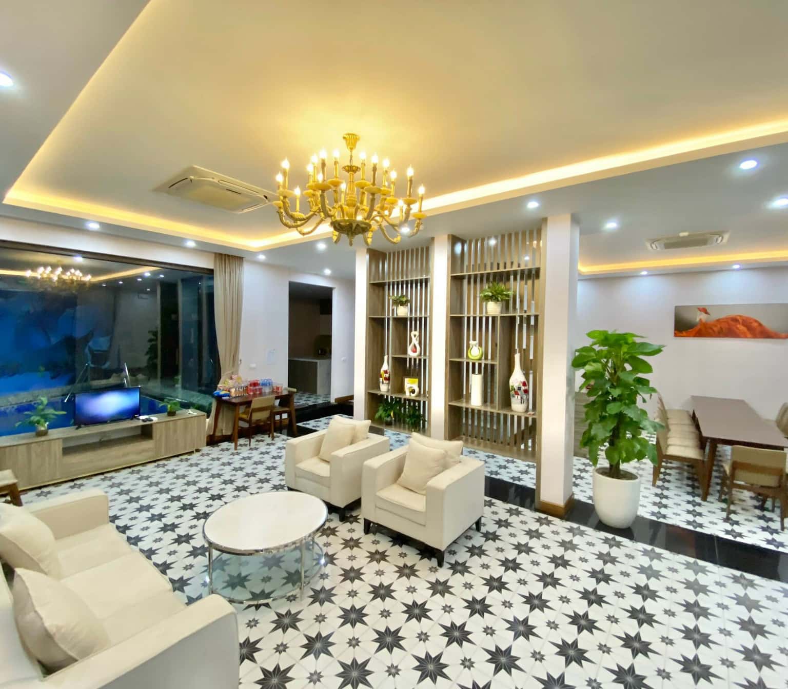queen villa beverly hill ha long