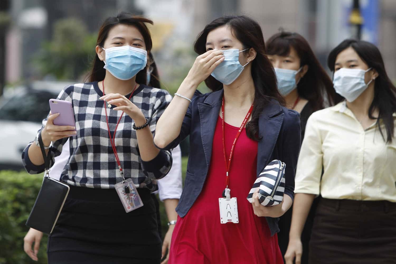Luôn đeo khẩu trang khi đi ngoài đường để tránh khói, bụi mù
