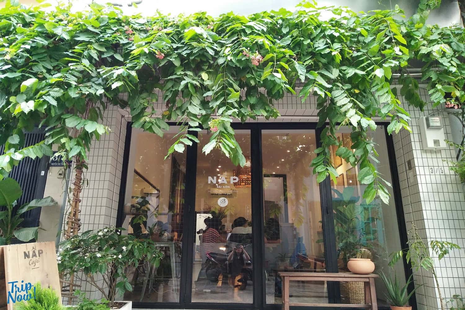 Nấp Saigon