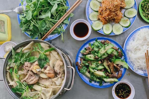 Lẩu gà lá é - món ngon không nên bỏ qua khi đến Đà Lạt
