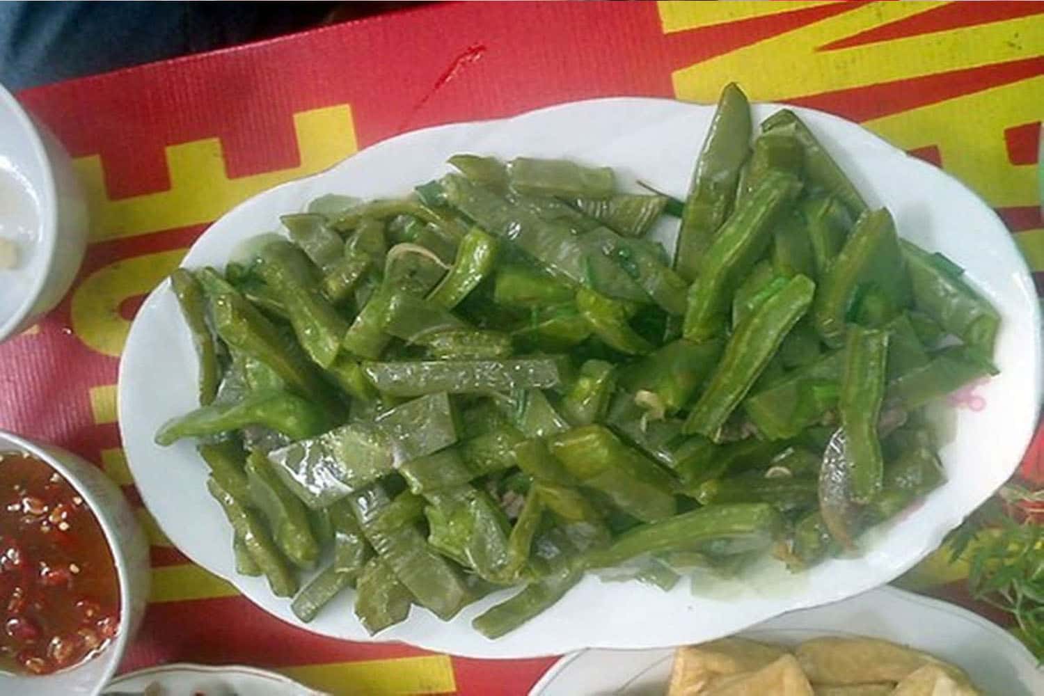 Luộc đến khi xương rồng chuyển vàng thì vắt ráo nước là đã có thể dùng để nấu ăn
