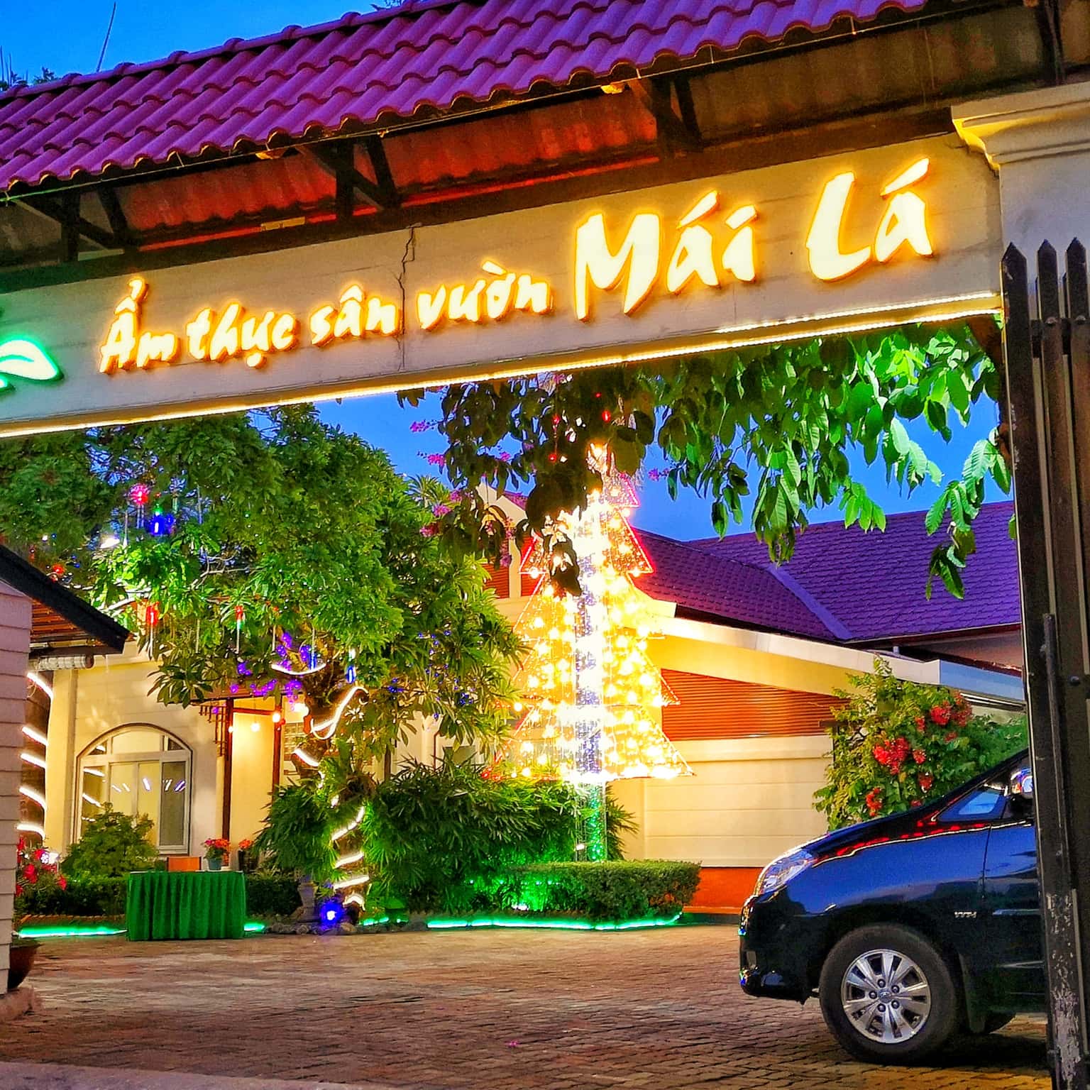 Quán ẩm thực sân vườn mái lá