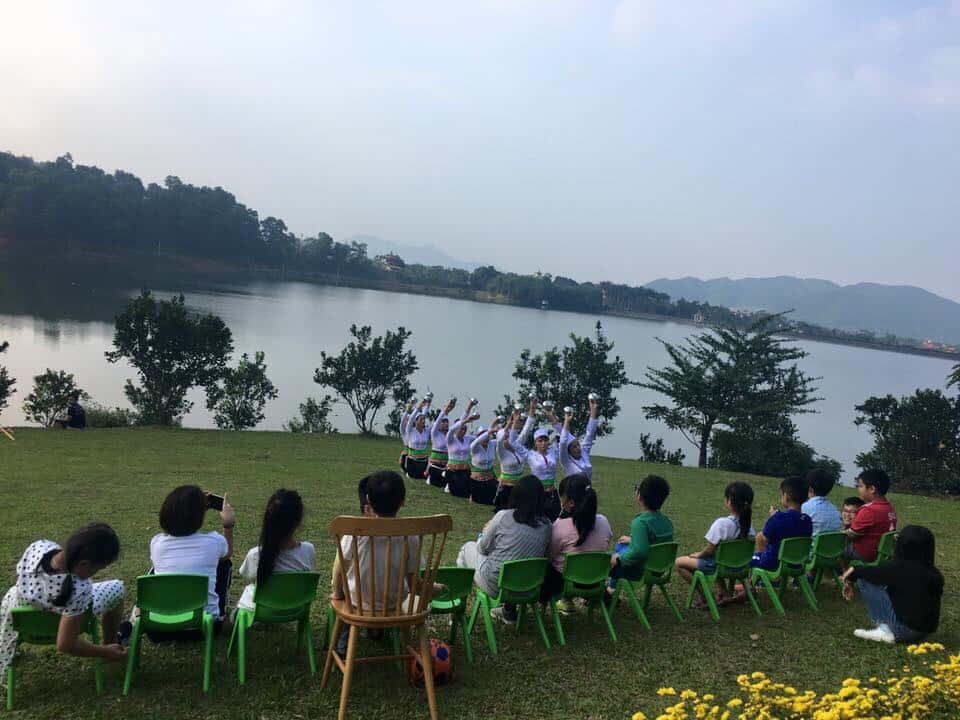 Khu sân cỏ rộng, có thể tổ chức team building