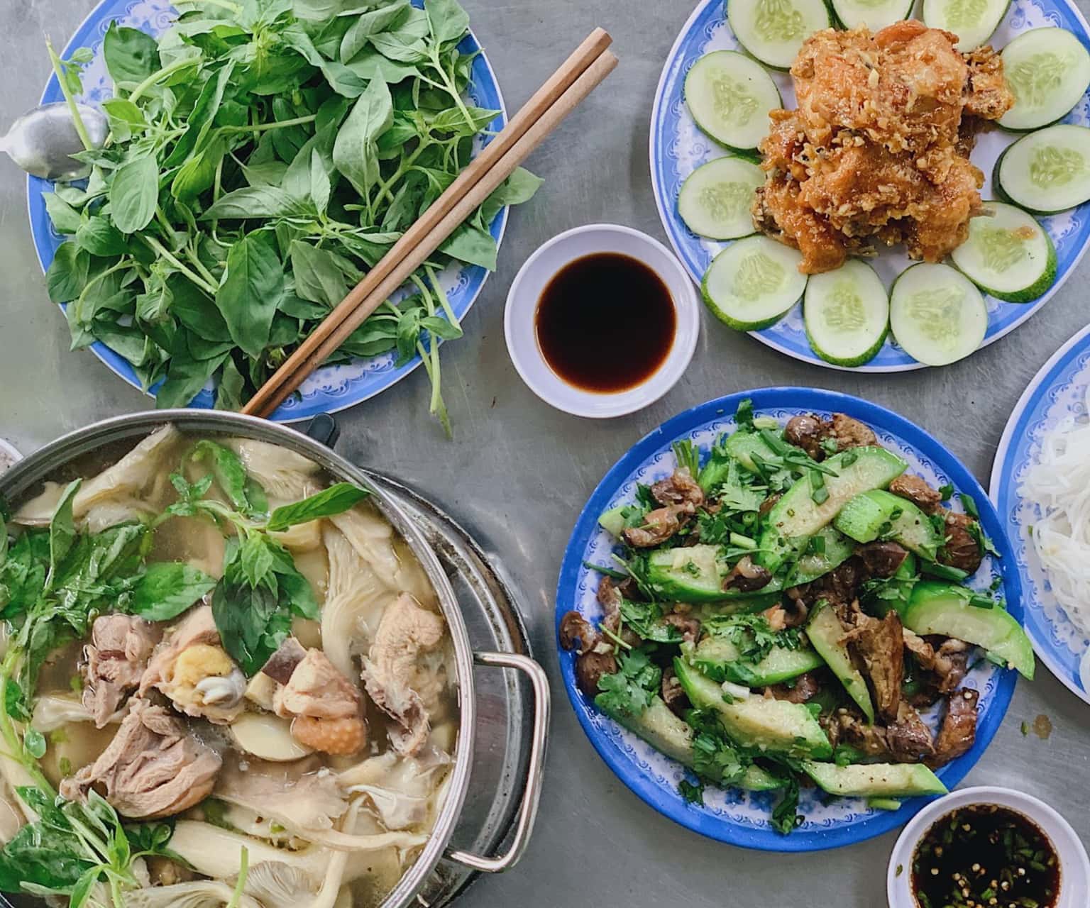 Lẩu gà lá é