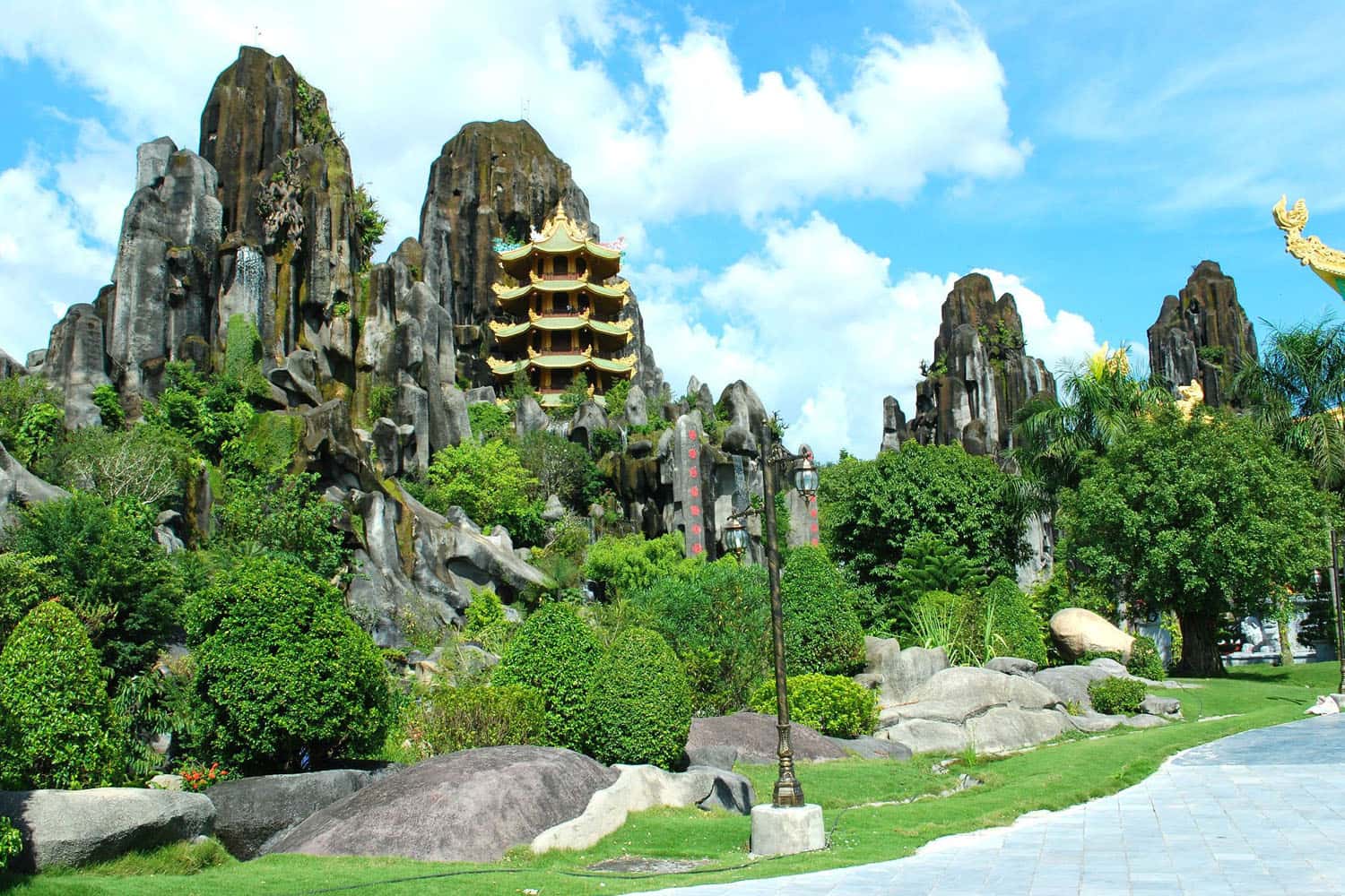 Đi bộ núi Ngũ Hành Sơn