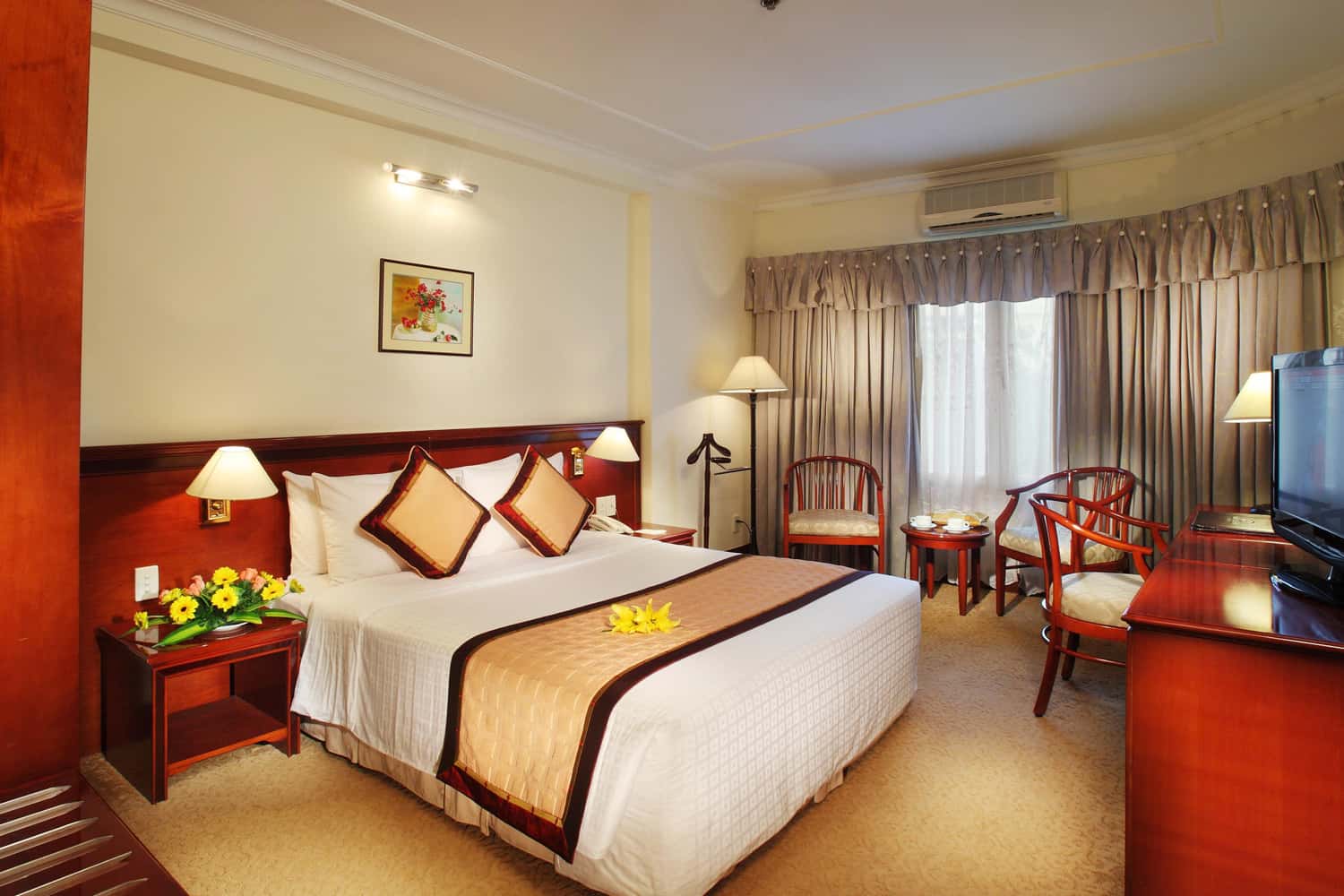 Khách sạn First Hotel